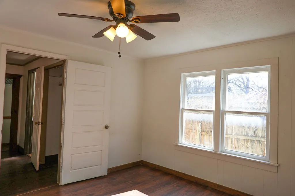 Single Family Residence For Sale in Erath County , 955 N Stephen Avenue, Stephenville, Texas 76401, 3 Bedroom, 2 Bathroom, Garage spaces, 1,009 Sqft, built in 1940, mls#21148443, Real Estate Agent in Stephenville, Homes For Sale in Erath county, Homes For Sale in Stephenville, Realtor in Stephenville Texas, Real Estate Brokerage Independent Realty Texas, Luminita Cordes Realtor