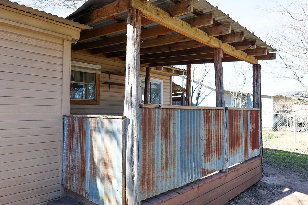 Single Family Residence For Sale in Erath County , 955 N Stephen Avenue, Stephenville, Texas 76401, 3 Bedroom, 2 Bathroom, Garage spaces, 1,009 Sqft, built in 1940, mls#21148443, Real Estate Agent in Stephenville, Homes For Sale in Erath county, Homes For Sale in Stephenville, Realtor in Stephenville Texas, Real Estate Brokerage Independent Realty Texas, Luminita Cordes Realtor