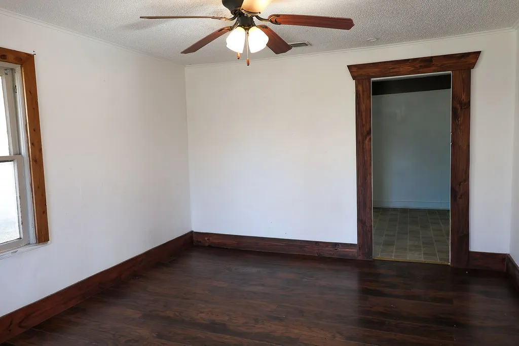 Single Family Residence For Sale in Erath County , 955 N Stephen Avenue, Stephenville, Texas 76401, 3 Bedroom, 2 Bathroom, Garage spaces, 1,009 Sqft, built in 1940, mls#21148443, Real Estate Agent in Stephenville, Homes For Sale in Erath county, Homes For Sale in Stephenville, Realtor in Stephenville Texas, Real Estate Brokerage Independent Realty Texas, Luminita Cordes Realtor