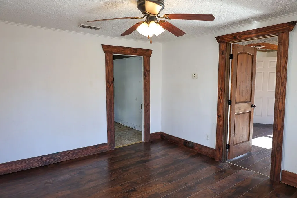 Single Family Residence For Sale in Erath County , 955 N Stephen Avenue, Stephenville, Texas 76401, 3 Bedroom, 2 Bathroom, Garage spaces, 1,009 Sqft, built in 1940, mls#21148443, Real Estate Agent in Stephenville, Homes For Sale in Erath county, Homes For Sale in Stephenville, Realtor in Stephenville Texas, Real Estate Brokerage Independent Realty Texas, Luminita Cordes Realtor