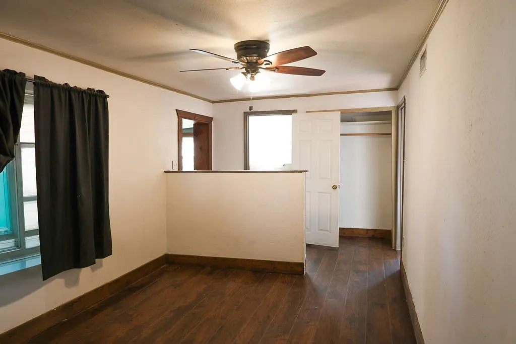 Single Family Residence For Sale in Erath County , 955 N Stephen Avenue, Stephenville, Texas 76401, 3 Bedroom, 2 Bathroom, Garage spaces, 1,009 Sqft, built in 1940, mls#21148443, Real Estate Agent in Stephenville, Homes For Sale in Erath county, Homes For Sale in Stephenville, Realtor in Stephenville Texas, Real Estate Brokerage Independent Realty Texas, Luminita Cordes Realtor