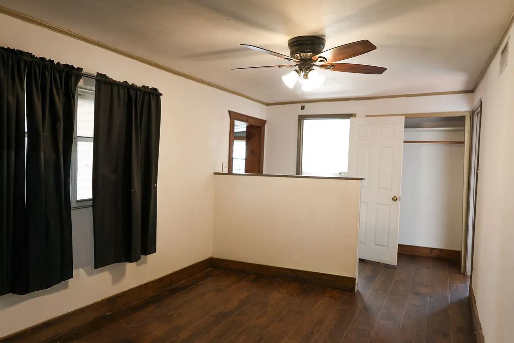 Single Family Residence For Sale in Erath County , 955 N Stephen Avenue, Stephenville, Texas 76401, 3 Bedroom, 2 Bathroom, Garage spaces, 1,009 Sqft, built in 1940, mls#21148443, Real Estate Agent in Stephenville, Homes For Sale in Erath county, Homes For Sale in Stephenville, Realtor in Stephenville Texas, Real Estate Brokerage Independent Realty Texas, Luminita Cordes Realtor