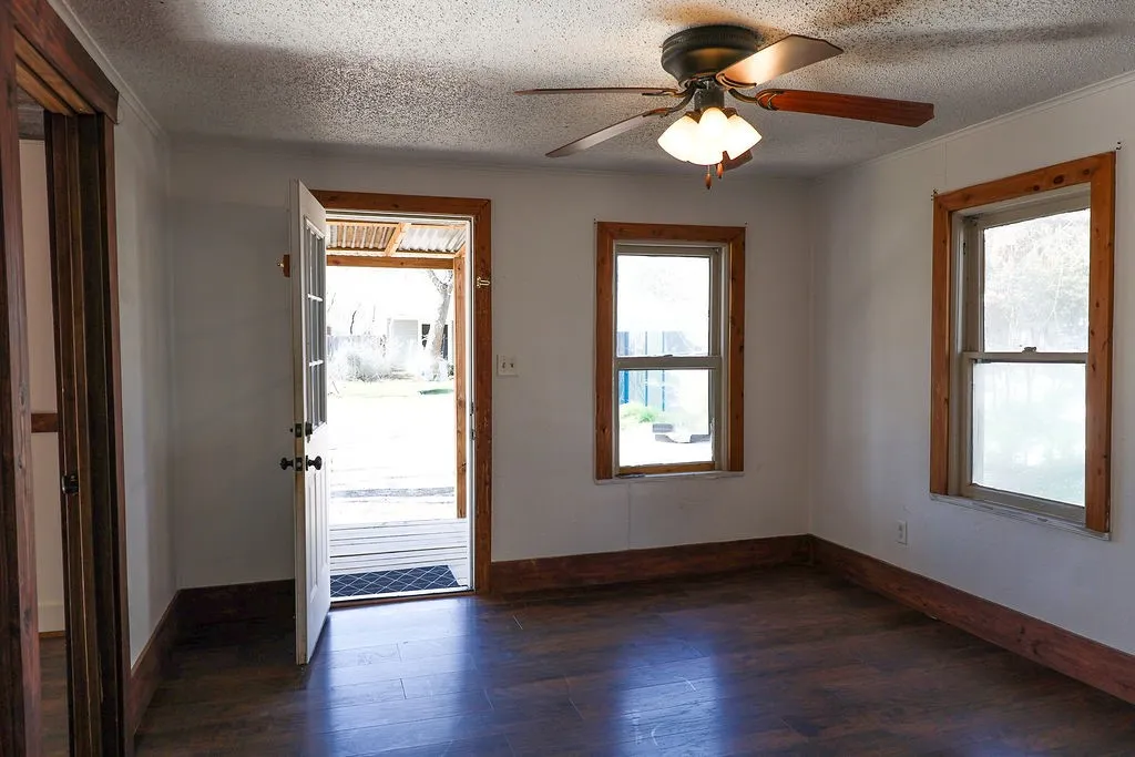 Single Family Residence For Sale in Erath County , 955 N Stephen Avenue, Stephenville, Texas 76401, 3 Bedroom, 2 Bathroom, Garage spaces, 1,009 Sqft, built in 1940, mls#21148443, Real Estate Agent in Stephenville, Homes For Sale in Erath county, Homes For Sale in Stephenville, Realtor in Stephenville Texas, Real Estate Brokerage Independent Realty Texas, Luminita Cordes Realtor