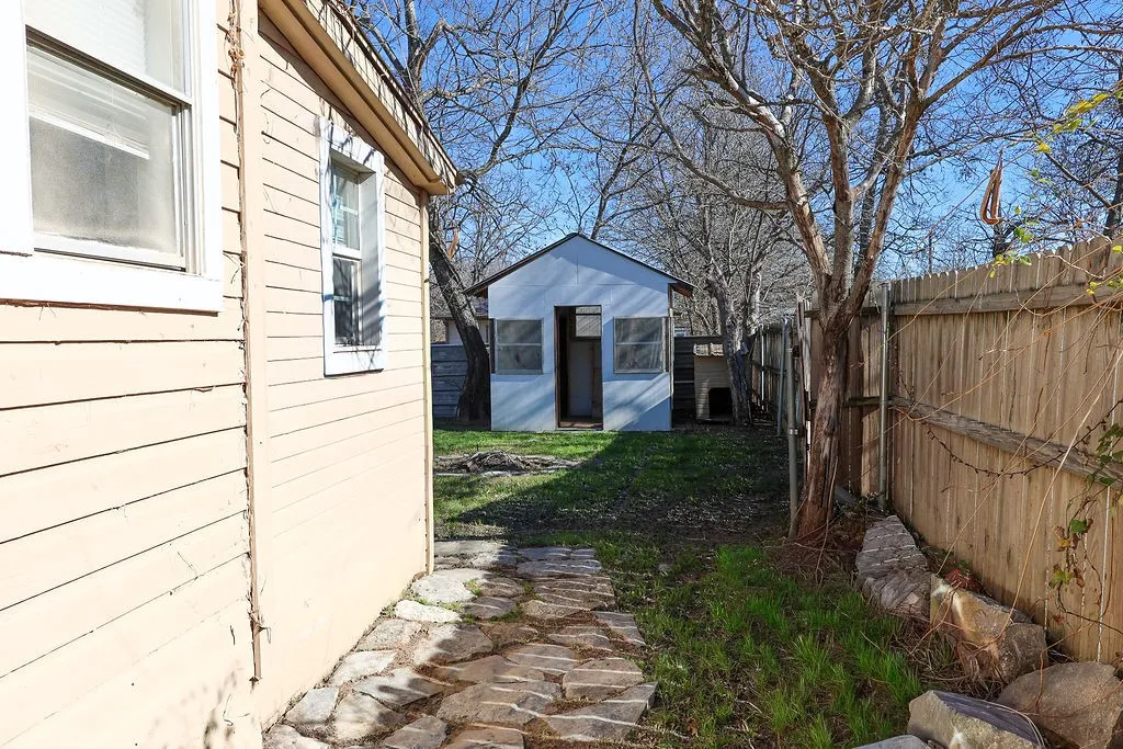 Single Family Residence For Sale in Erath County , 955 N Stephen Avenue, Stephenville, Texas 76401, 3 Bedroom, 2 Bathroom, Garage spaces, 1,009 Sqft, built in 1940, mls#21148443, Real Estate Agent in Stephenville, Homes For Sale in Erath county, Homes For Sale in Stephenville, Realtor in Stephenville Texas, Real Estate Brokerage Independent Realty Texas, Luminita Cordes Realtor
