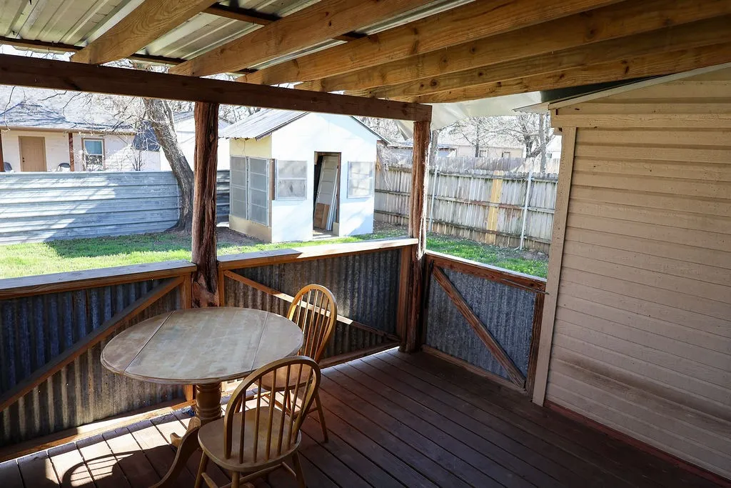 Single Family Residence For Sale in Erath County , 955 N Stephen Avenue, Stephenville, Texas 76401, 3 Bedroom, 2 Bathroom, Garage spaces, 1,009 Sqft, built in 1940, mls#21148443, Real Estate Agent in Stephenville, Homes For Sale in Erath county, Homes For Sale in Stephenville, Realtor in Stephenville Texas, Real Estate Brokerage Independent Realty Texas, Luminita Cordes Realtor