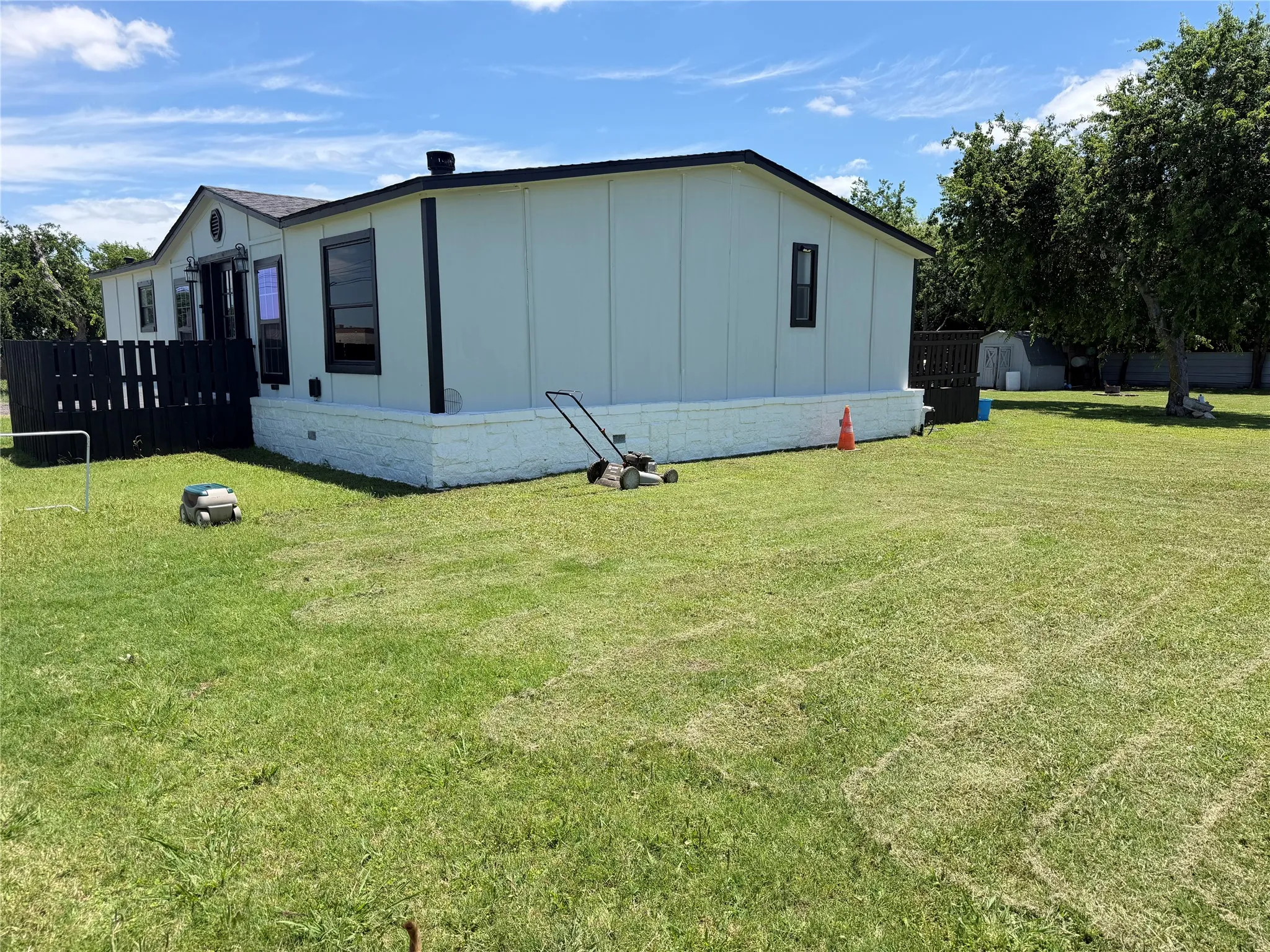 Mobile Home For Sale in Johnson County , 222 Hix Road, Cleburne, Texas 76031, 3 Bedroom, 2 Bathroom, Garage spaces, 1,408 Sqft, built in 1999, Preowned, mls#21148065, Real Estate Agent in Cleburne, Homes For Sale in Johnson county, Homes For Sale in Cleburne, Realtor in Cleburne Texas, Real Estate Brokerage Independent Realty Texas, Luminita Cordes Realtor