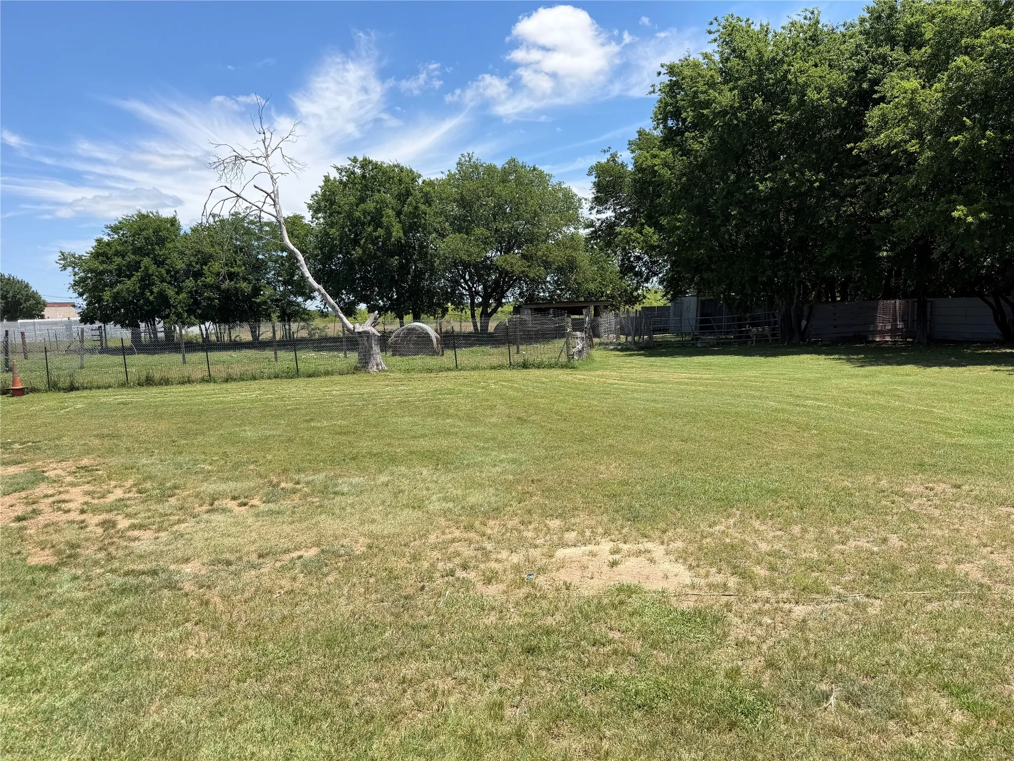 Mobile Home For Sale in Johnson County , 222 Hix Road, Cleburne, Texas 76031, 3 Bedroom, 2 Bathroom, Garage spaces, 1,408 Sqft, built in 1999, Preowned, mls#21148065, Real Estate Agent in Cleburne, Homes For Sale in Johnson county, Homes For Sale in Cleburne, Realtor in Cleburne Texas, Real Estate Brokerage Independent Realty Texas, Luminita Cordes Realtor