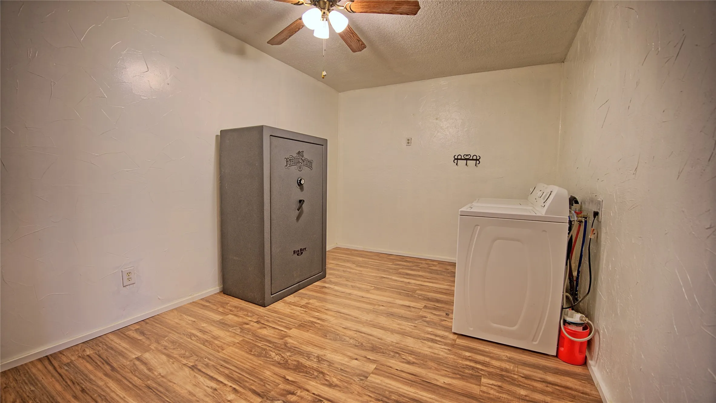 Ex LARGE laundry room, safe does not convey