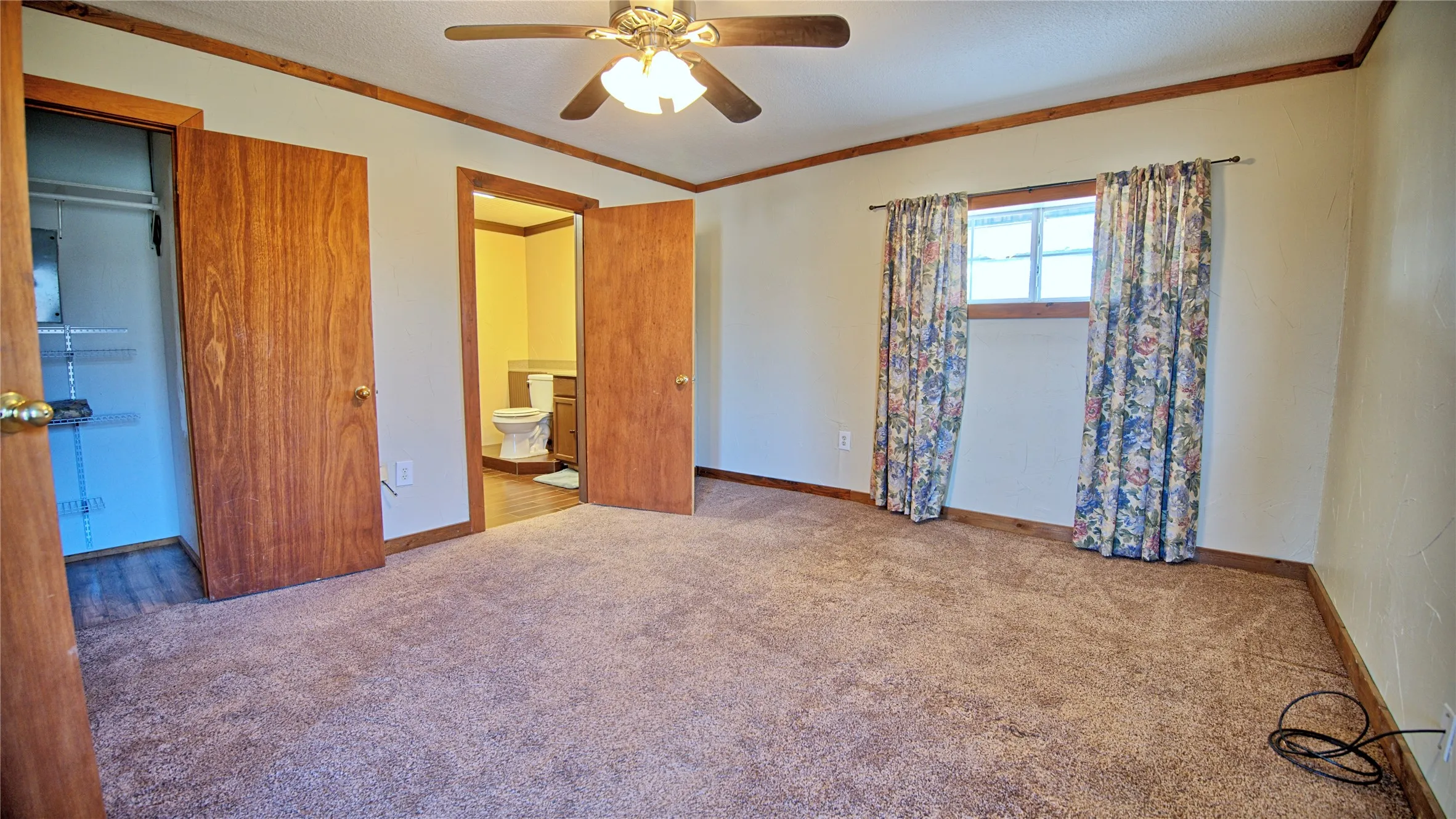 secondary bedroom with Jack and Jill bathroom