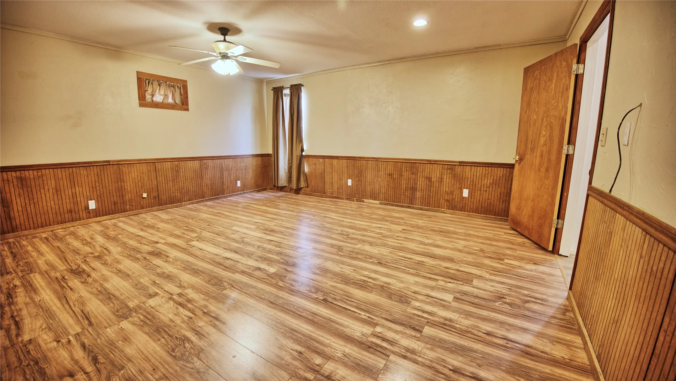 no carpet in primary bedroom