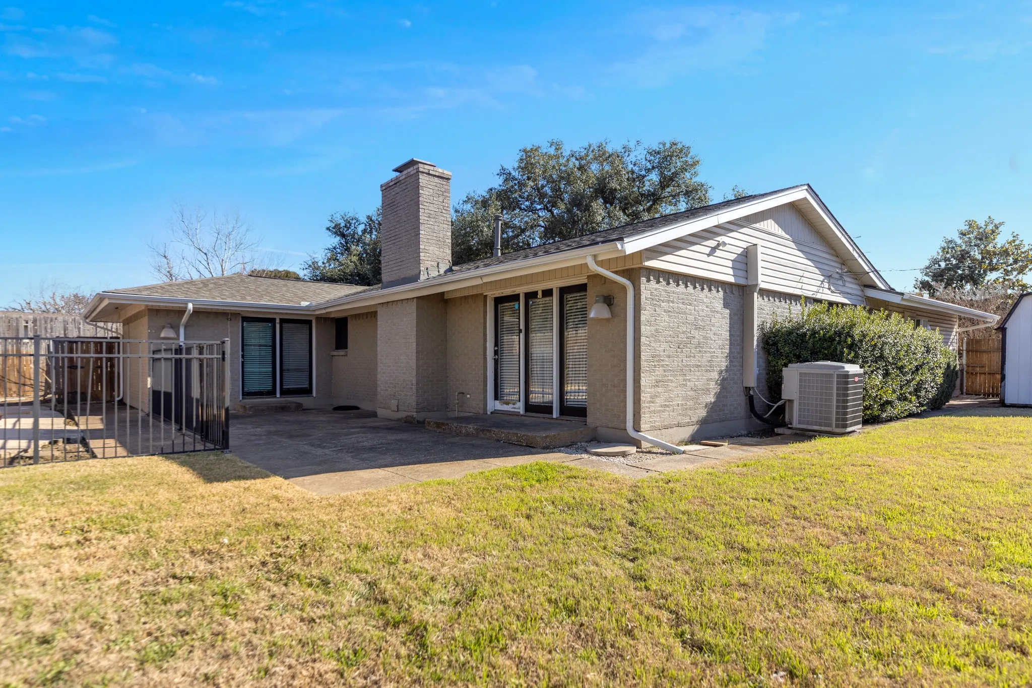 Single Family Residence For Sale in Dallas County , 518 Worcester Way, Richardson, Texas 75080, 4 Bedroom, 2 Bathroom, 2 Garage spaces, 1,630 Sqft, built in 1961, Preowned, Price $330,900, mls#21150734, Real Estate Agent in Richardson, Homes For Sale in Dallas county, Homes For Sale in Richardson, Realtor in Richardson Texas, Real Estate Brokerage Independent Realty Texas, Luminita Cordes Realtor