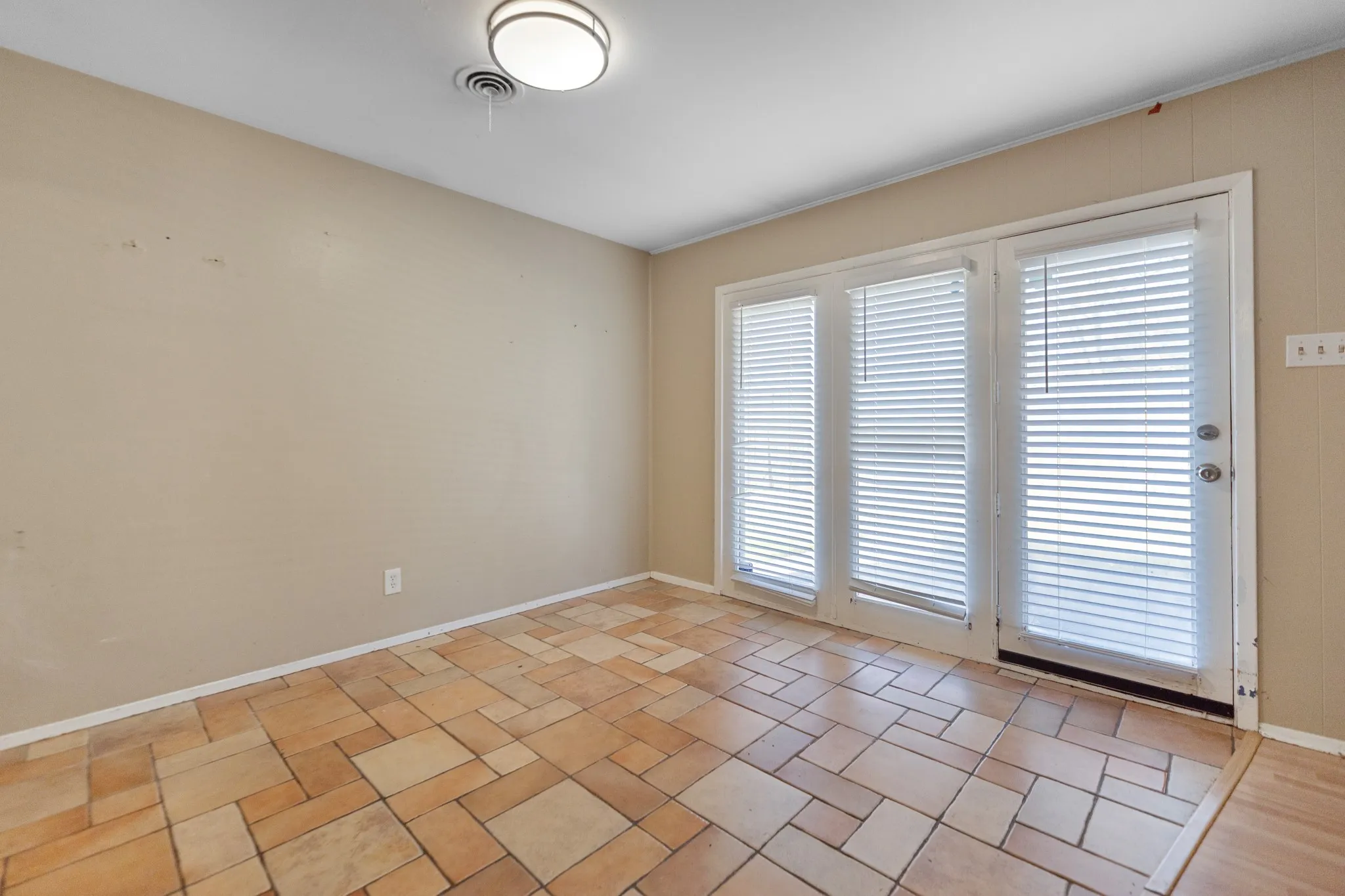 Single Family Residence For Sale in Dallas County , 518 Worcester Way, Richardson, Texas 75080, 4 Bedroom, 2 Bathroom, 2 Garage spaces, 1,630 Sqft, built in 1961, Preowned, Price $330,900, mls#21150734, Real Estate Agent in Richardson, Homes For Sale in Dallas county, Homes For Sale in Richardson, Realtor in Richardson Texas, Real Estate Brokerage Independent Realty Texas, Luminita Cordes Realtor