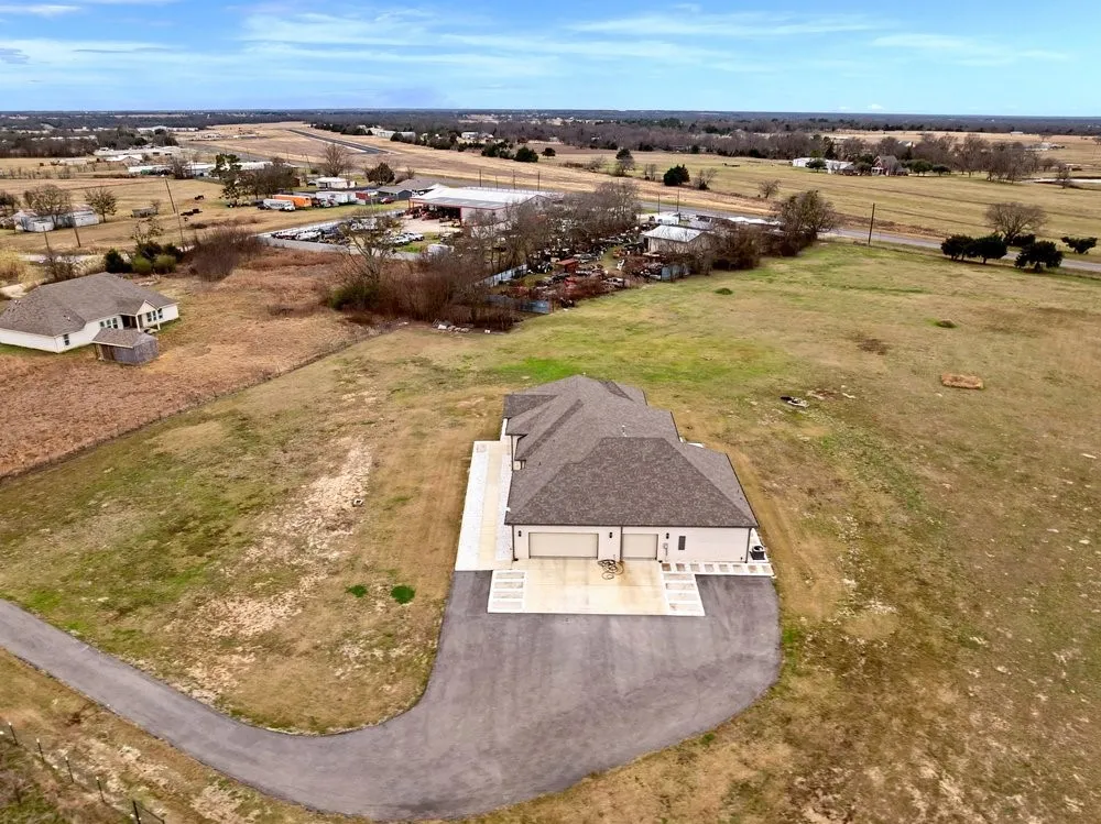 Single Family Residence For Sale in Van Zandt County , 580 County Road 3422, Wills Point, Texas 75169, 3 Bedroom, 3 Bathroom, 3 Garage spaces, 2,600 Sqft, built in 2023, Preowned, Price $570,000, mls#21150857, Real Estate Agent in Wills Point, Homes For Sale in Van Zandt county, Homes For Sale in Wills Point, Realtor in Wills Point Texas, Real Estate Brokerage Independent Realty Texas, Luminita Cordes Realtor