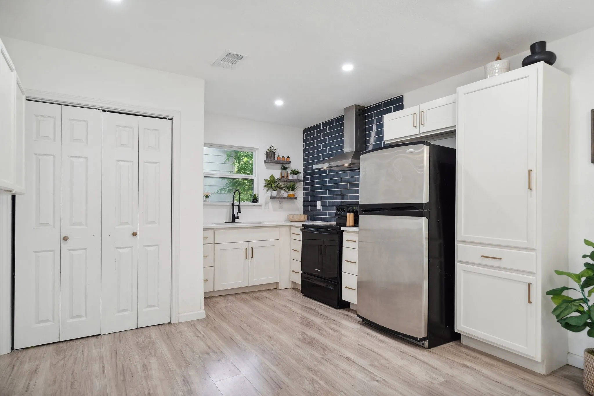 Single Family Residence For Sale in Tarrant County , 3005 Pate Drive, Fort Worth, Texas 76105, 4 Bedroom, 2 Bathroom, Garage spaces, 1,296 Sqft, built in 1955, mls#21151069, Real Estate Agent in Fort Worth, Homes For Sale in Tarrant county, Homes For Sale in Fort Worth, Realtor in Fort Worth Texas, Real Estate Brokerage Independent Realty Texas, Luminita Cordes Realtor