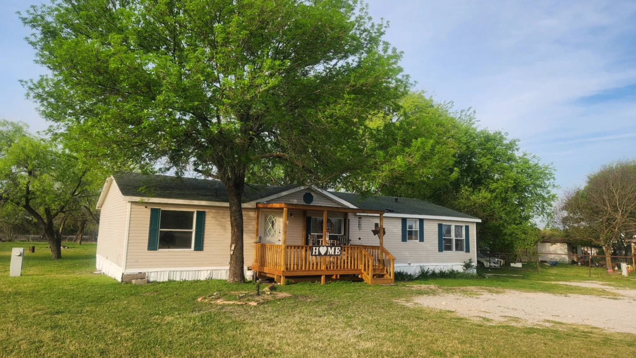 Single Family Residence For Sale in Ellis County , 7241 S Interstate 45 Service Road, Alma, Texas 75119, 3 Bedroom, 2 Bathroom, Garage spaces, 1,568 Sqft, built in 2003, Preowned, mls#21151104, Real Estate Agent in Alma, Homes For Sale in Ellis county, Homes For Sale in Alma, Realtor in Alma Texas, Real Estate Brokerage Independent Realty Texas, Luminita Cordes Realtor
