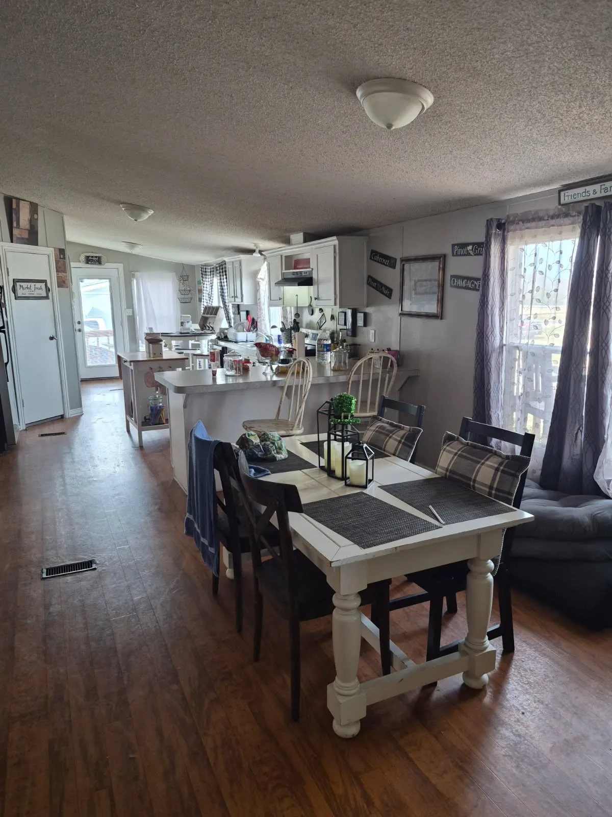 Single Family Residence For Sale in Ellis County , 7241 S Interstate 45 Service Road, Alma, Texas 75119, 3 Bedroom, 2 Bathroom, Garage spaces, 1,568 Sqft, built in 2003, Preowned, mls#21151104, Real Estate Agent in Alma, Homes For Sale in Ellis county, Homes For Sale in Alma, Realtor in Alma Texas, Real Estate Brokerage Independent Realty Texas, Luminita Cordes Realtor