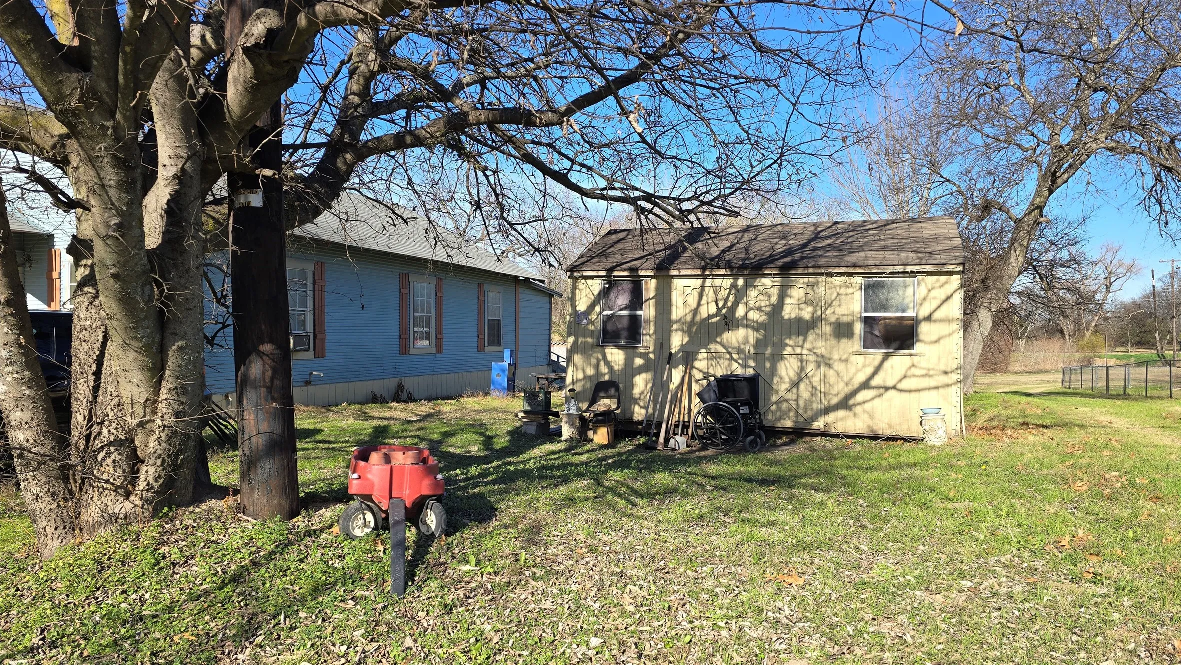 Single Family Residence For Sale in Ellis County , 204 W Crossmain, Milford, Texas 76670, 2 Bedroom, 1 Bathroom, Garage spaces, 1,290 Sqft, built in 1920, Preowned, mls#21151122, Real Estate Agent in Milford, Homes For Sale in Ellis county, Homes For Sale in Milford, Realtor in Milford Texas, Real Estate Brokerage Independent Realty Texas, Luminita Cordes Realtor