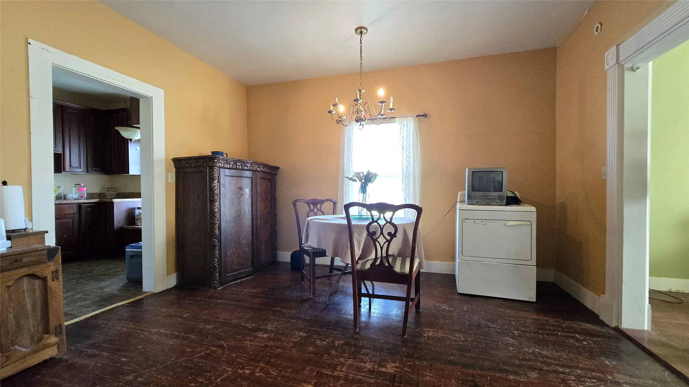 Single Family Residence For Sale in Ellis County , 204 W Crossmain, Milford, Texas 76670, 2 Bedroom, 1 Bathroom, Garage spaces, 1,290 Sqft, built in 1920, Preowned, mls#21151122, Real Estate Agent in Milford, Homes For Sale in Ellis county, Homes For Sale in Milford, Realtor in Milford Texas, Real Estate Brokerage Independent Realty Texas, Luminita Cordes Realtor