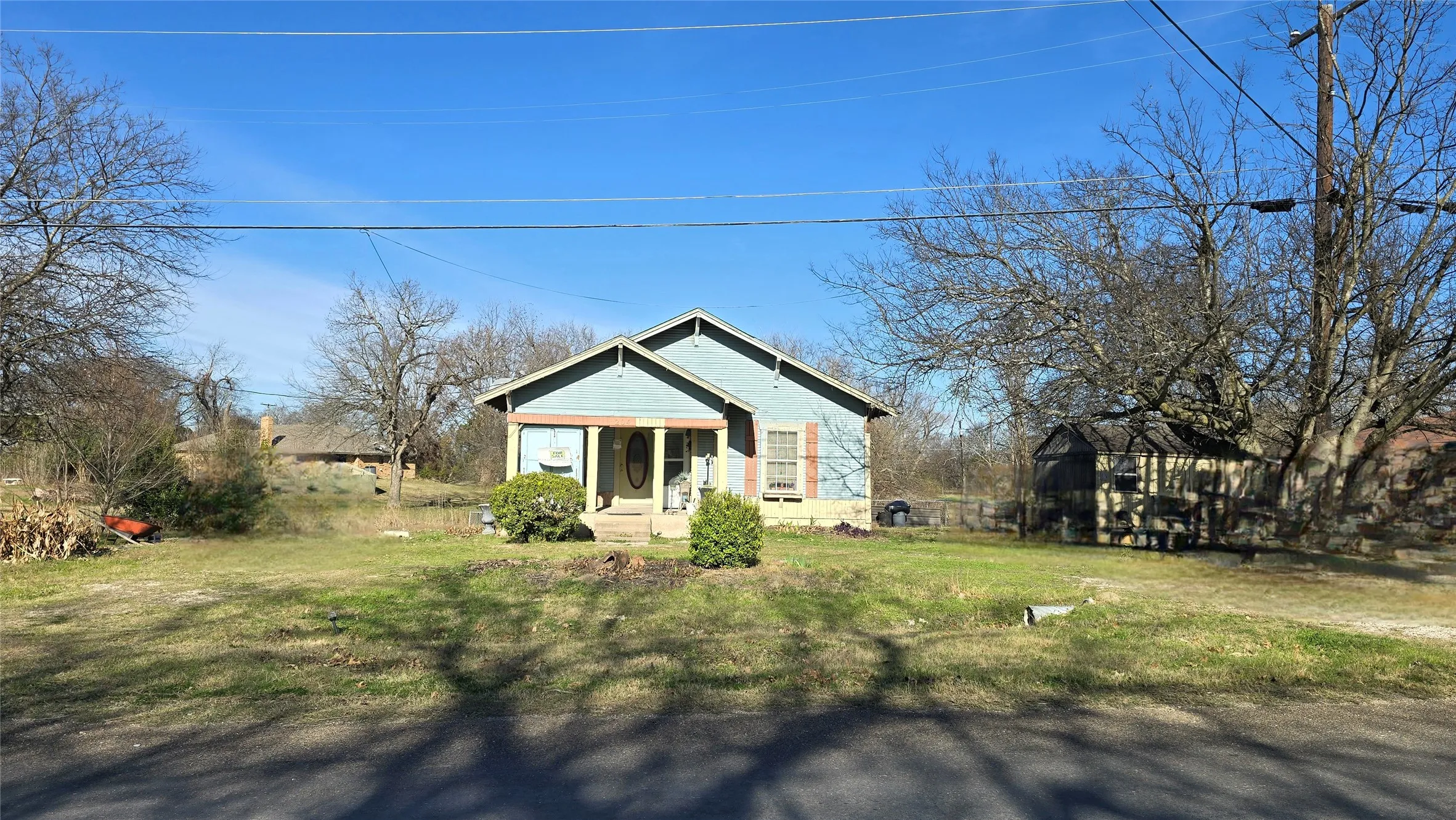 Single Family Residence For Sale in Ellis County , 204 W Crossmain, Milford, Texas 76670, 2 Bedroom, 1 Bathroom, Garage spaces, 1,290 Sqft, built in 1920, Preowned, mls#21151122, Real Estate Agent in Milford, Homes For Sale in Ellis county, Homes For Sale in Milford, Realtor in Milford Texas, Real Estate Brokerage Independent Realty Texas, Luminita Cordes Realtor
