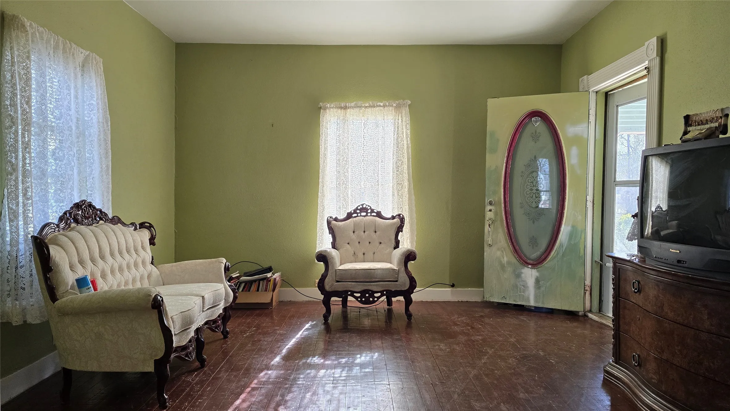 Single Family Residence For Sale in Ellis County , 204 W Crossmain, Milford, Texas 76670, 2 Bedroom, 1 Bathroom, Garage spaces, 1,290 Sqft, built in 1920, Preowned, mls#21151122, Real Estate Agent in Milford, Homes For Sale in Ellis county, Homes For Sale in Milford, Realtor in Milford Texas, Real Estate Brokerage Independent Realty Texas, Luminita Cordes Realtor