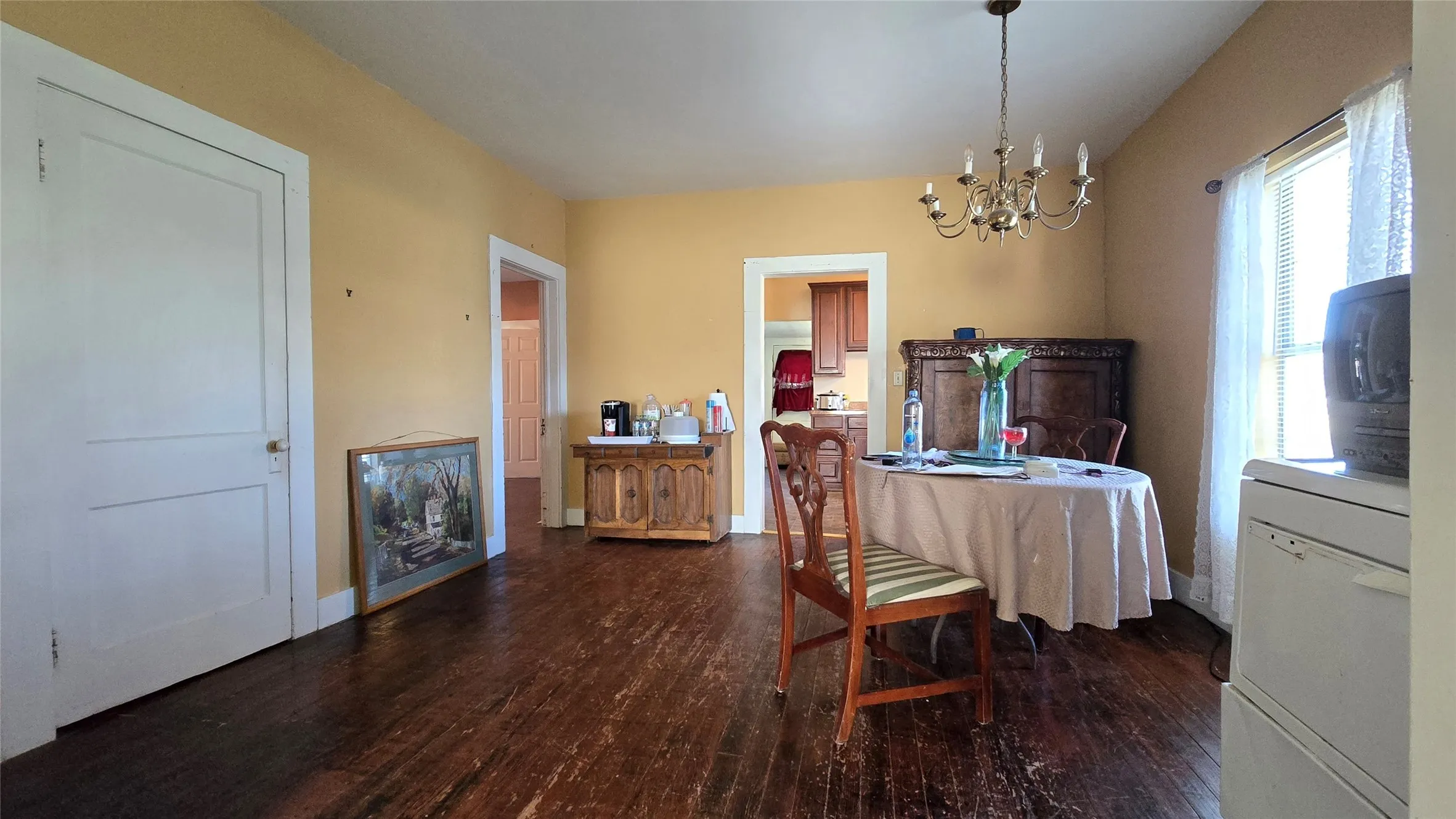 Single Family Residence For Sale in Ellis County , 204 W Crossmain, Milford, Texas 76670, 2 Bedroom, 1 Bathroom, Garage spaces, 1,290 Sqft, built in 1920, Preowned, mls#21151122, Real Estate Agent in Milford, Homes For Sale in Ellis county, Homes For Sale in Milford, Realtor in Milford Texas, Real Estate Brokerage Independent Realty Texas, Luminita Cordes Realtor
