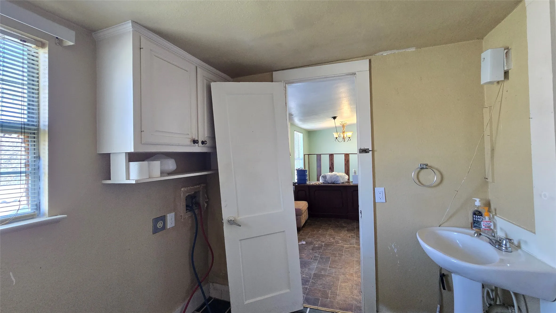 Single Family Residence For Sale in Ellis County , 204 W Crossmain, Milford, Texas 76670, 2 Bedroom, 1 Bathroom, Garage spaces, 1,290 Sqft, built in 1920, Preowned, mls#21151122, Real Estate Agent in Milford, Homes For Sale in Ellis county, Homes For Sale in Milford, Realtor in Milford Texas, Real Estate Brokerage Independent Realty Texas, Luminita Cordes Realtor