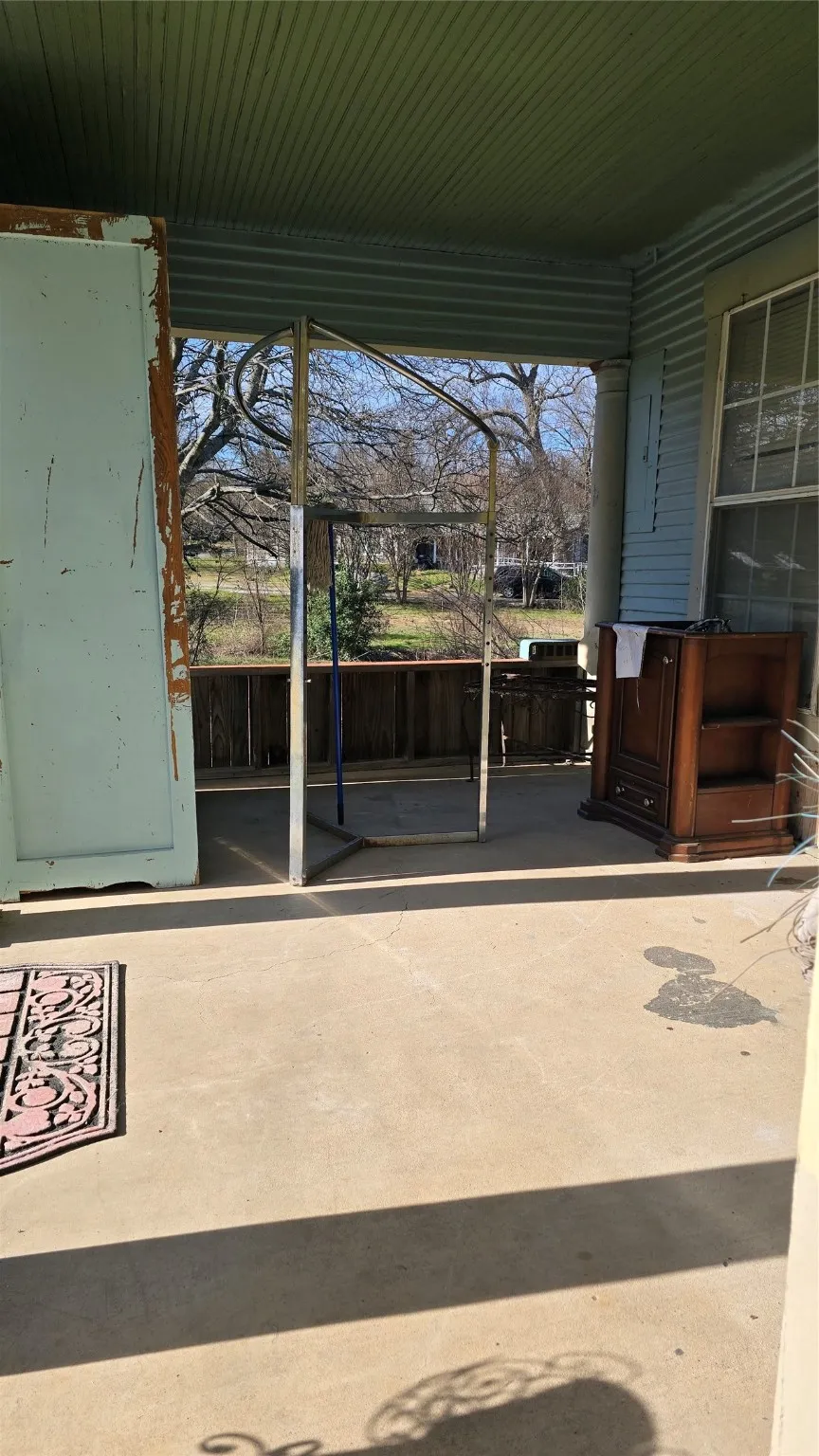 Single Family Residence For Sale in Ellis County , 204 W Crossmain, Milford, Texas 76670, 2 Bedroom, 1 Bathroom, Garage spaces, 1,290 Sqft, built in 1920, Preowned, mls#21151122, Real Estate Agent in Milford, Homes For Sale in Ellis county, Homes For Sale in Milford, Realtor in Milford Texas, Real Estate Brokerage Independent Realty Texas, Luminita Cordes Realtor