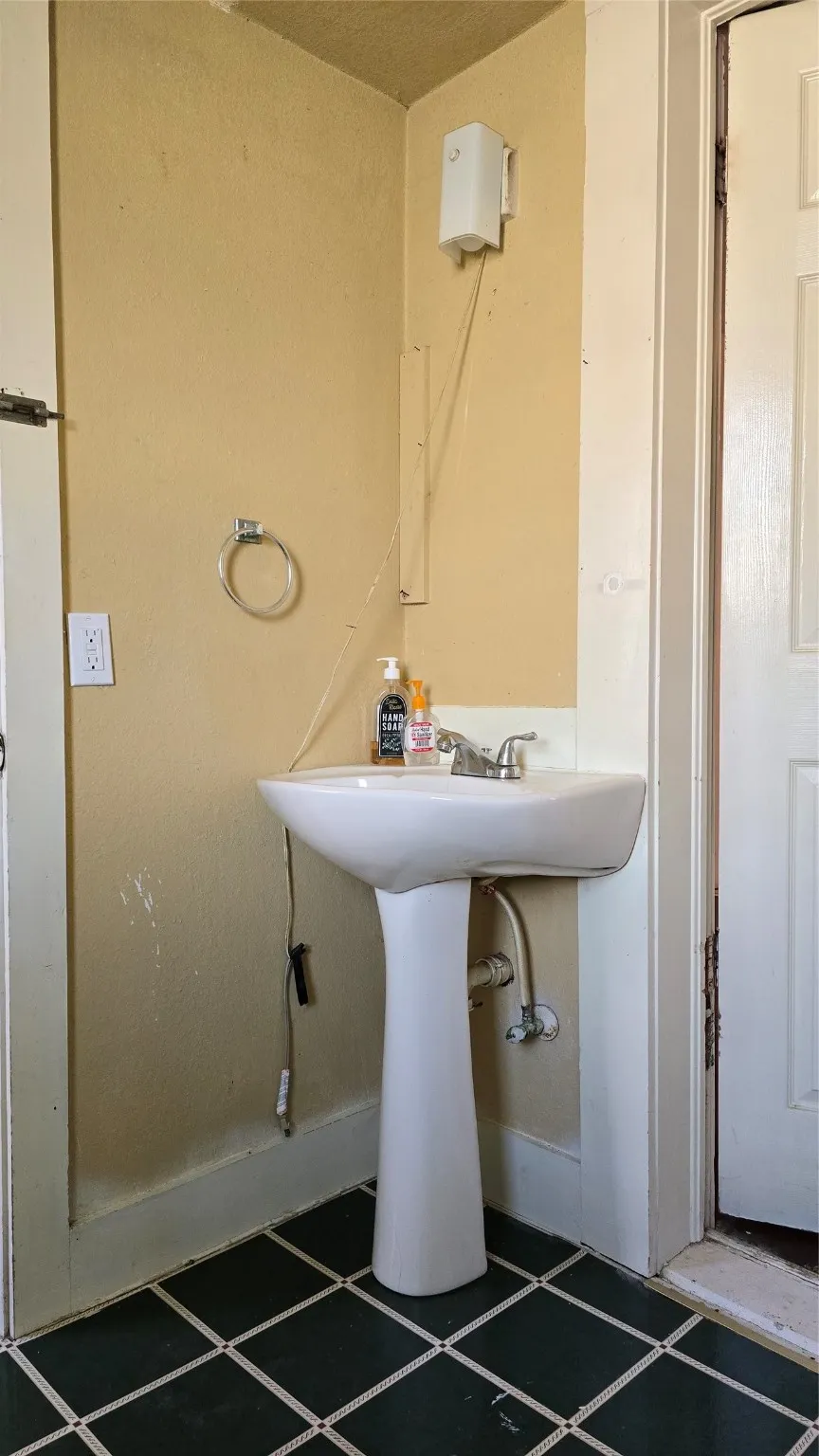 Single Family Residence For Sale in Ellis County , 204 W Crossmain, Milford, Texas 76670, 2 Bedroom, 1 Bathroom, Garage spaces, 1,290 Sqft, built in 1920, Preowned, mls#21151122, Real Estate Agent in Milford, Homes For Sale in Ellis county, Homes For Sale in Milford, Realtor in Milford Texas, Real Estate Brokerage Independent Realty Texas, Luminita Cordes Realtor