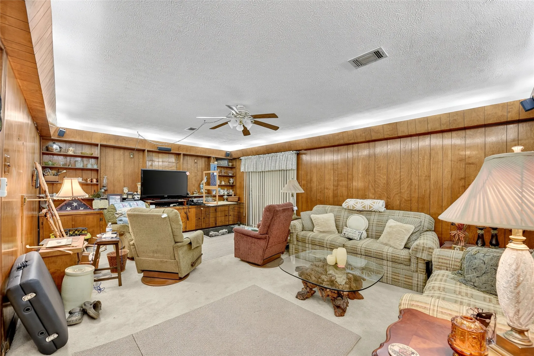 Single Family Residence For Sale in Dallas County , 2947 Cameo Lane, Farmers Branch, Texas 75234, 3 Bedroom, 2 Bathroom, 2 Garage spaces, 1,864 Sqft, built in 1958, mls#21151169, Real Estate Agent in Farmers Branch, Homes For Sale in Dallas county, Homes For Sale in Farmers Branch, Realtor in Farmers Branch Texas, Real Estate Brokerage Independent Realty Texas, Luminita Cordes Realtor