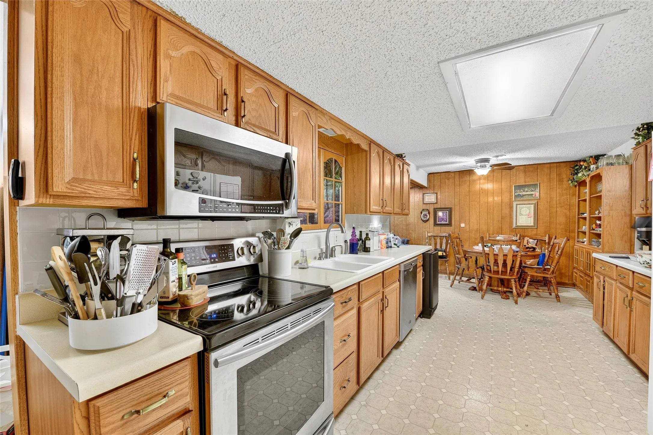 Single Family Residence For Sale in Dallas County , 2947 Cameo Lane, Farmers Branch, Texas 75234, 3 Bedroom, 2 Bathroom, 2 Garage spaces, 1,864 Sqft, built in 1958, mls#21151169, Real Estate Agent in Farmers Branch, Homes For Sale in Dallas county, Homes For Sale in Farmers Branch, Realtor in Farmers Branch Texas, Real Estate Brokerage Independent Realty Texas, Luminita Cordes Realtor