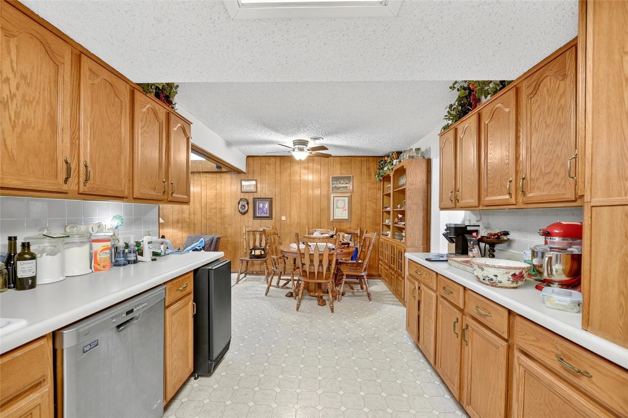 Single Family Residence For Sale in Dallas County , 2947 Cameo Lane, Farmers Branch, Texas 75234, 3 Bedroom, 2 Bathroom, 2 Garage spaces, 1,864 Sqft, built in 1958, mls#21151169, Real Estate Agent in Farmers Branch, Homes For Sale in Dallas county, Homes For Sale in Farmers Branch, Realtor in Farmers Branch Texas, Real Estate Brokerage Independent Realty Texas, Luminita Cordes Realtor
