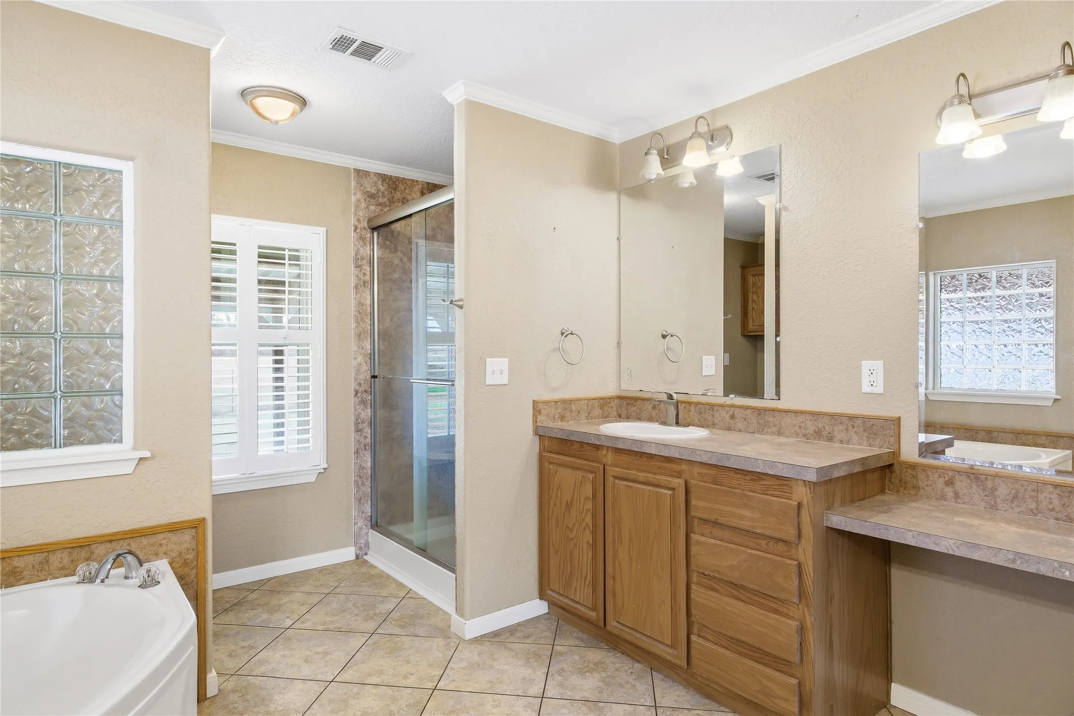 Farm For Sale in Van Zandt County , 370 VZ County Road 4134, Canton, Texas 75103, 4 Bedroom, 3 Bathroom, Garage spaces, 2,624 Sqft, built in 2011, Preowned, mls#21128574, Real Estate Agent in Canton, Homes For Sale in Van Zandt county, Homes For Sale in Canton, Realtor in Canton Texas, Real Estate Brokerage Independent Realty Texas, Luminita Cordes Realtor