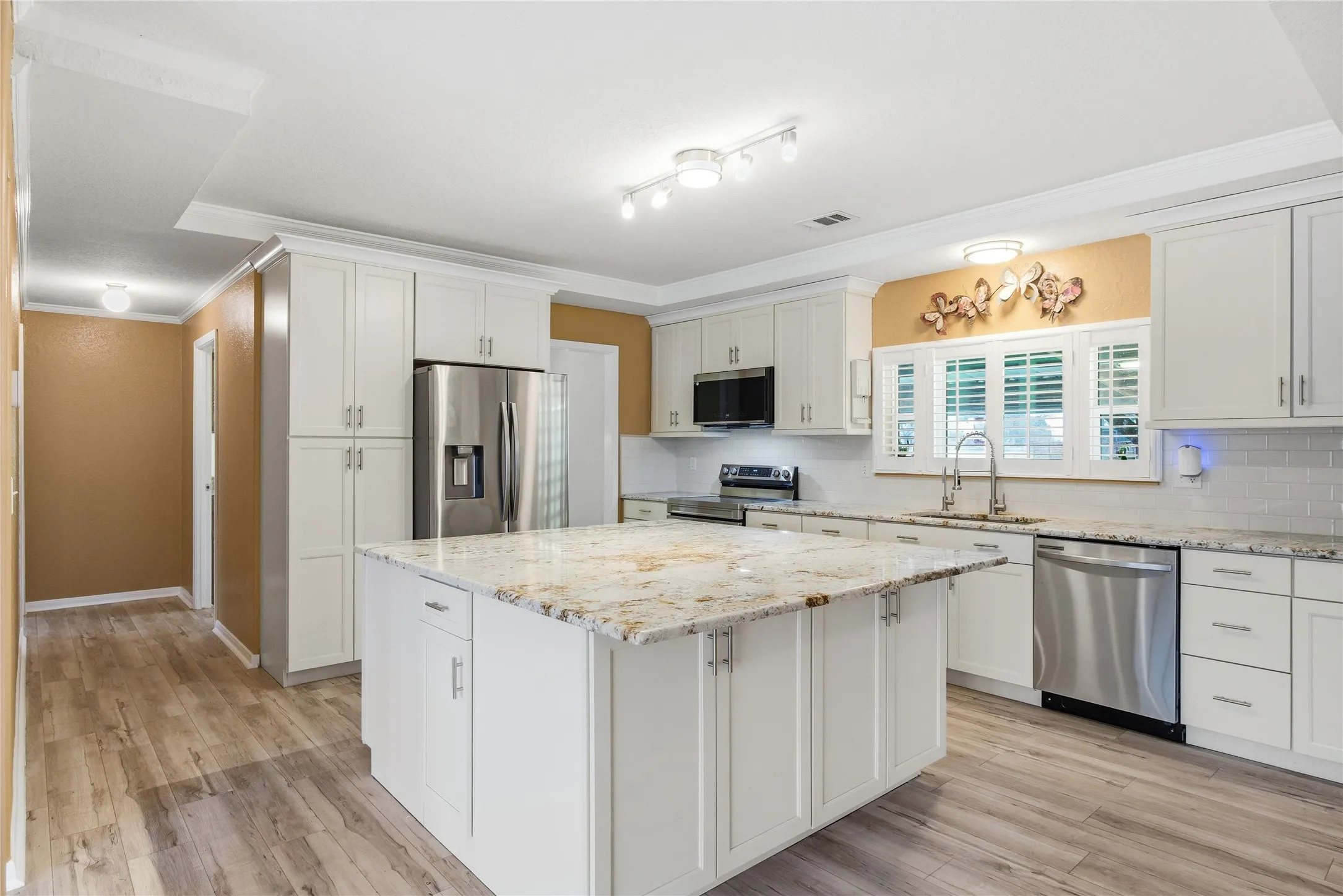 Farm For Sale in Van Zandt County , 370 VZ County Road 4134, Canton, Texas 75103, 4 Bedroom, 3 Bathroom, Garage spaces, 2,624 Sqft, built in 2011, Preowned, mls#21128574, Real Estate Agent in Canton, Homes For Sale in Van Zandt county, Homes For Sale in Canton, Realtor in Canton Texas, Real Estate Brokerage Independent Realty Texas, Luminita Cordes Realtor