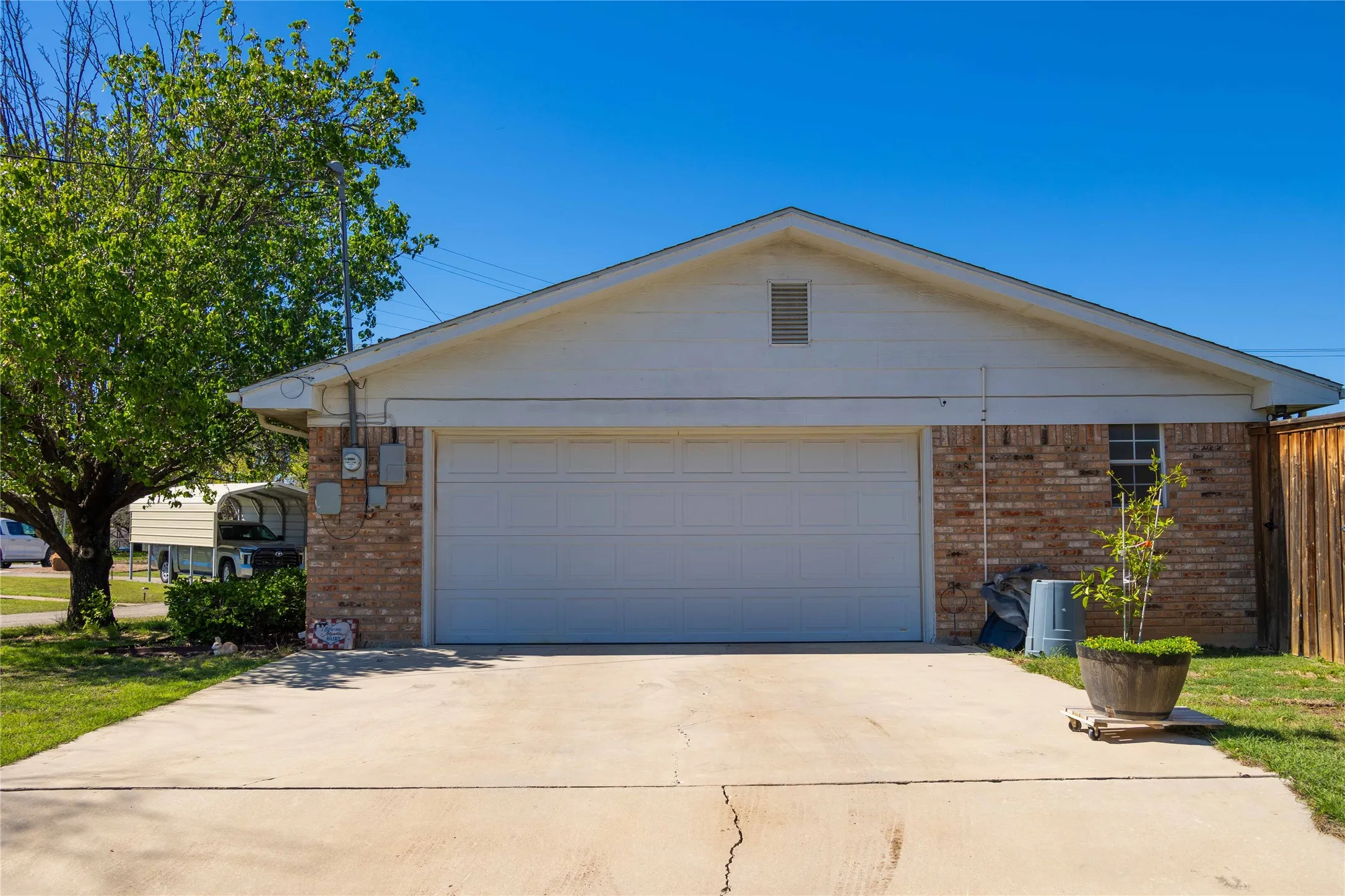 Single Family Residence For Sale in Brown County , 1600 Shaw Drive, Brownwood, Texas 76801, 4 Bedrooms, 3 Bathrooms, 2 Garage spaces, 2,243 Sqft, built in 1996, Price $338,000, mls#21151504, Real Estate Agent in Brownwood, Homes For Sale in Brown county, Homes For Sale in Brownwood, Realtor in Brownwood Texas, Real Estate Brokerage Independent Realty Texas, Luminita Cordes Realtor