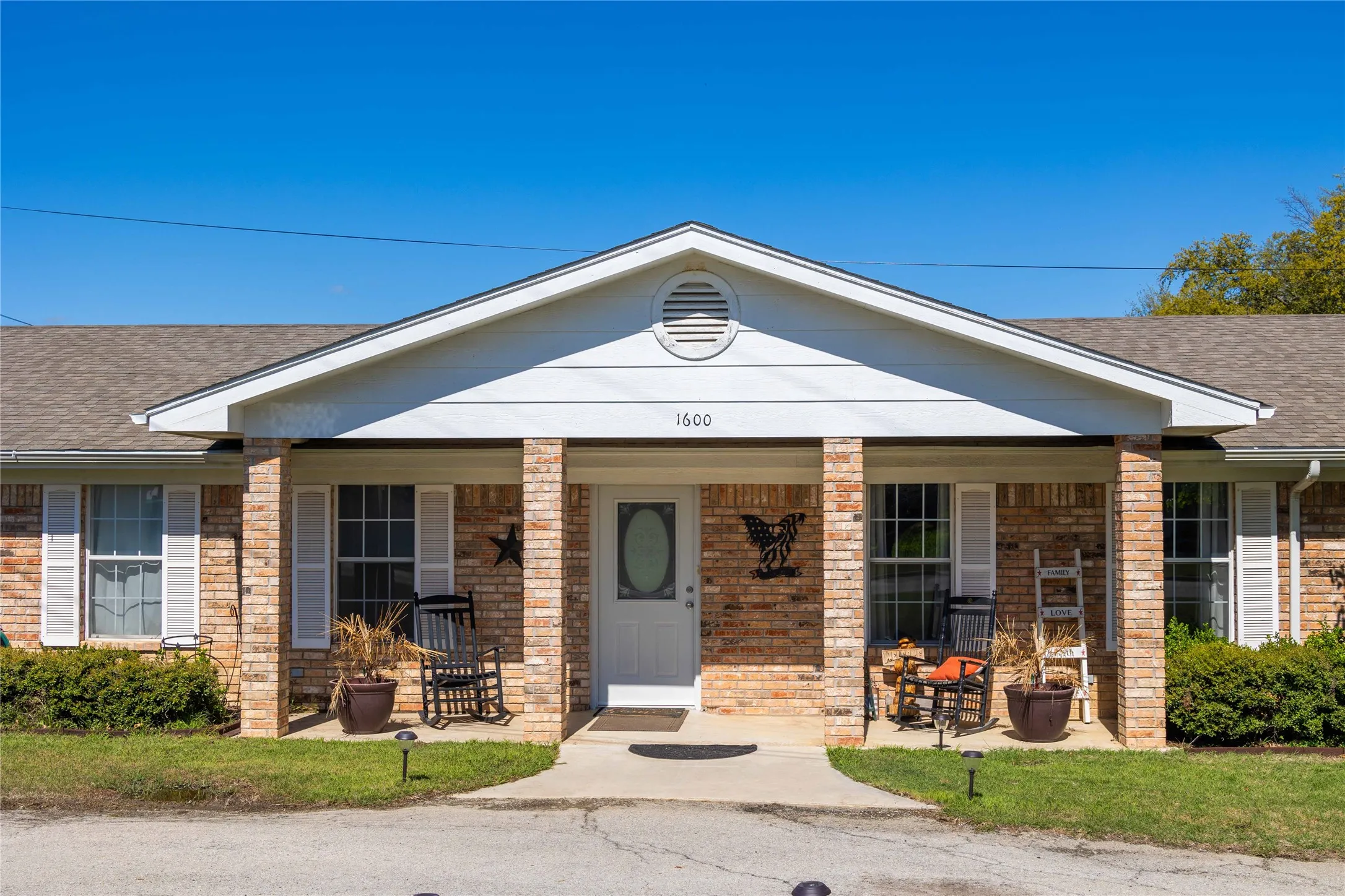 Single Family Residence For Sale in Brown County , 1600 Shaw Drive, Brownwood, Texas 76801, 4 Bedrooms, 3 Bathrooms, 2 Garage spaces, 2,243 Sqft, built in 1996, Price $338,000, mls#21151504, Real Estate Agent in Brownwood, Homes For Sale in Brown county, Homes For Sale in Brownwood, Realtor in Brownwood Texas, Real Estate Brokerage Independent Realty Texas, Luminita Cordes Realtor