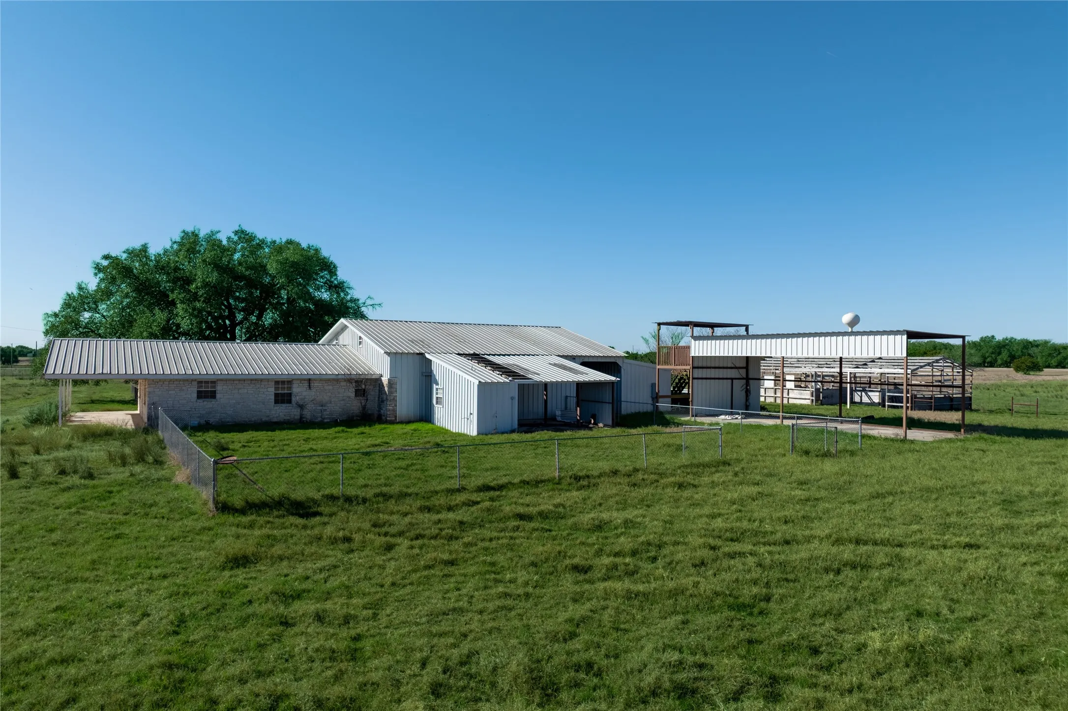 Single Family Residence For Sale in Bell County , 6862 Fm 2484, Salado, Texas 76571, 2 Bedroom, 1 Bathroom, Garage spaces, 1,296 Sqft, built in 1994, mls#21151413, Real Estate Agent in Salado, Homes For Sale in Bell county, Homes For Sale in Salado, Realtor in Salado Texas, Real Estate Brokerage Independent Realty Texas, Luminita Cordes Realtor