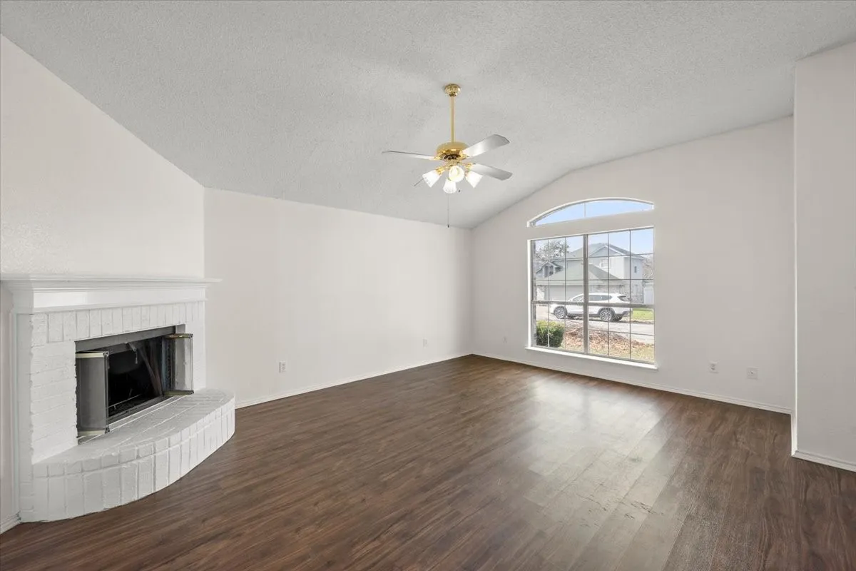 Single Family Residence For Sale in Tarrant County , 6324 Fern Meadow Drive, Fort Worth, Texas 76179, 3 Bedrooms, 2 Bathrooms, 2 Garage spaces, 1,575 Sqft, built in 1997, Price $259,900, mls#21147010, Real Estate Agent in Fort Worth, Homes For Sale in Tarrant county, Homes For Sale in Fort Worth, Realtor in Fort Worth Texas, Real Estate Brokerage Independent Realty Texas, Luminita Cordes Realtor