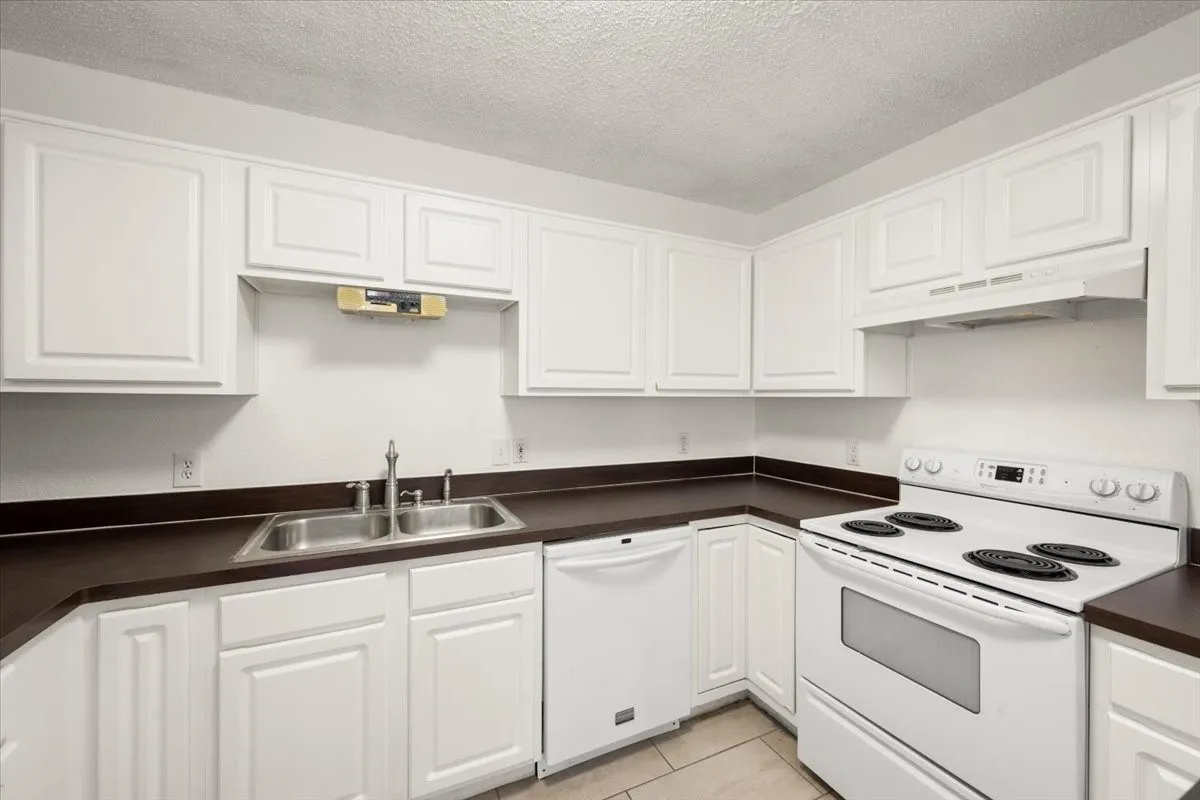 Single Family Residence For Sale in Tarrant County , 6324 Fern Meadow Drive, Fort Worth, Texas 76179, 3 Bedrooms, 2 Bathrooms, 2 Garage spaces, 1,575 Sqft, built in 1997, Price $259,900, mls#21147010, Real Estate Agent in Fort Worth, Homes For Sale in Tarrant county, Homes For Sale in Fort Worth, Realtor in Fort Worth Texas, Real Estate Brokerage Independent Realty Texas, Luminita Cordes Realtor