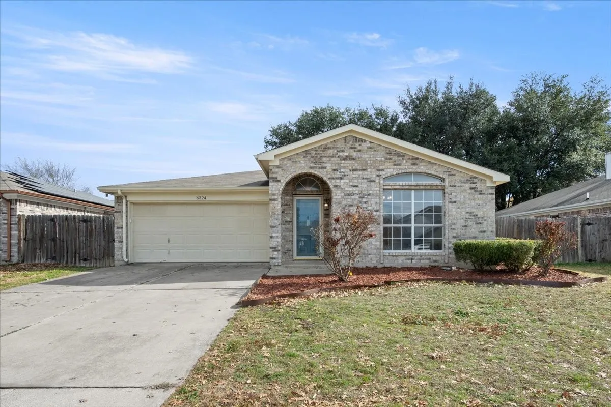 Single Family Residence For Sale in Tarrant County , 6324 Fern Meadow Drive, Fort Worth, Texas 76179, 3 Bedrooms, 2 Bathrooms, 2 Garage spaces, 1,575 Sqft, built in 1997, Price $259,900, mls#21147010, Real Estate Agent in Fort Worth, Homes For Sale in Tarrant county, Homes For Sale in Fort Worth, Realtor in Fort Worth Texas, Real Estate Brokerage Independent Realty Texas, Luminita Cordes Realtor