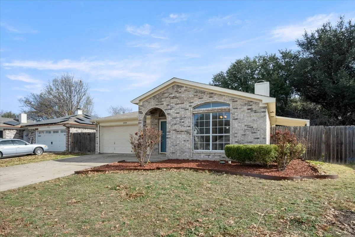 Single Family Residence For Sale in Tarrant County , 6324 Fern Meadow Drive, Fort Worth, Texas 76179, 3 Bedrooms, 2 Bathrooms, 2 Garage spaces, 1,575 Sqft, built in 1997, Price $259,900, mls#21147010, Real Estate Agent in Fort Worth, Homes For Sale in Tarrant county, Homes For Sale in Fort Worth, Realtor in Fort Worth Texas, Real Estate Brokerage Independent Realty Texas, Luminita Cordes Realtor