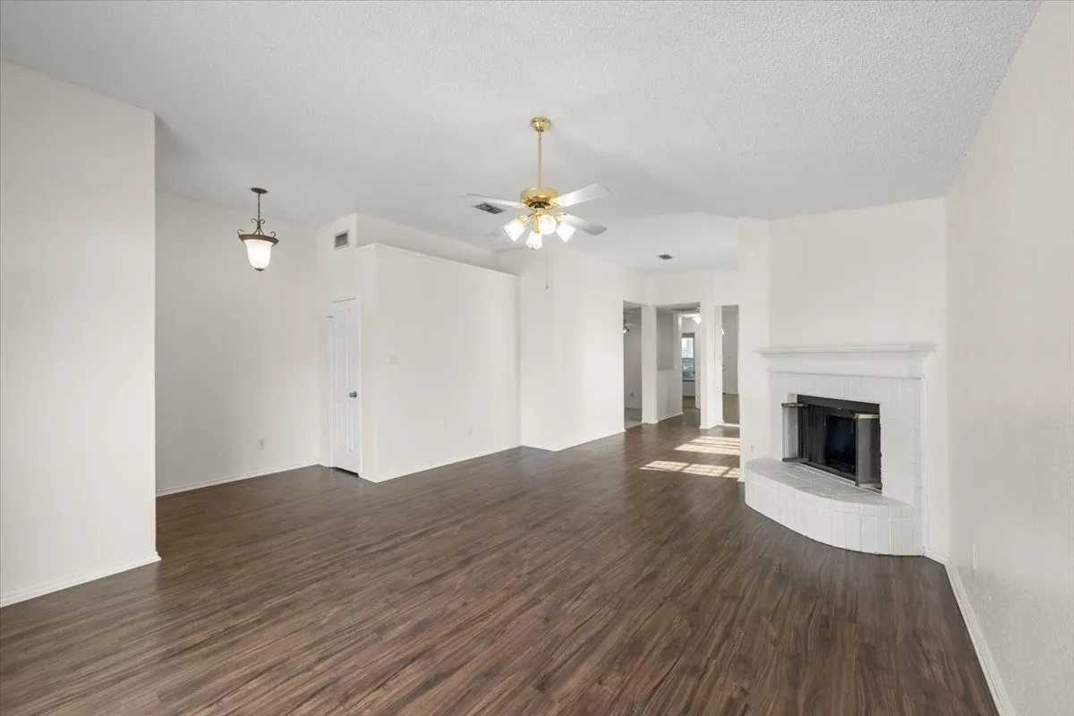 Single Family Residence For Sale in Tarrant County , 6324 Fern Meadow Drive, Fort Worth, Texas 76179, 3 Bedrooms, 2 Bathrooms, 2 Garage spaces, 1,575 Sqft, built in 1997, Price $259,900, mls#21147010, Real Estate Agent in Fort Worth, Homes For Sale in Tarrant county, Homes For Sale in Fort Worth, Realtor in Fort Worth Texas, Real Estate Brokerage Independent Realty Texas, Luminita Cordes Realtor