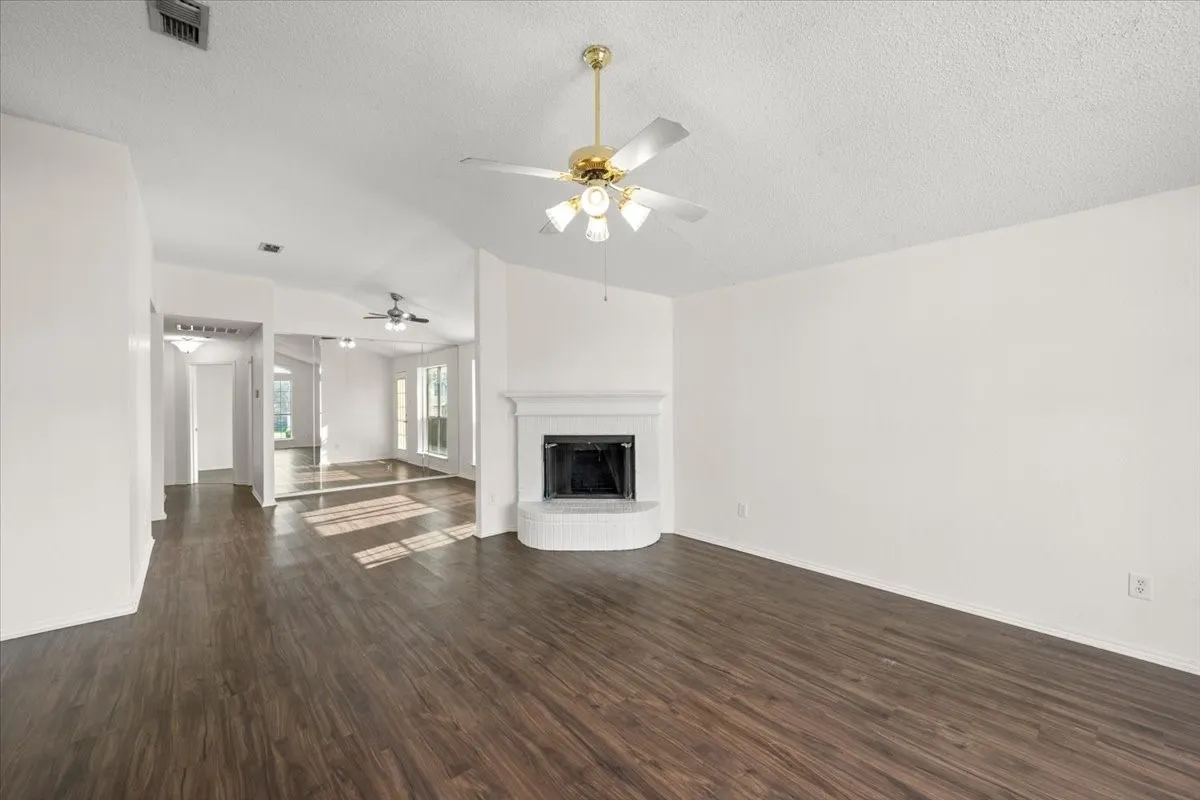 Single Family Residence For Sale in Tarrant County , 6324 Fern Meadow Drive, Fort Worth, Texas 76179, 3 Bedrooms, 2 Bathrooms, 2 Garage spaces, 1,575 Sqft, built in 1997, Price $259,900, mls#21147010, Real Estate Agent in Fort Worth, Homes For Sale in Tarrant county, Homes For Sale in Fort Worth, Realtor in Fort Worth Texas, Real Estate Brokerage Independent Realty Texas, Luminita Cordes Realtor