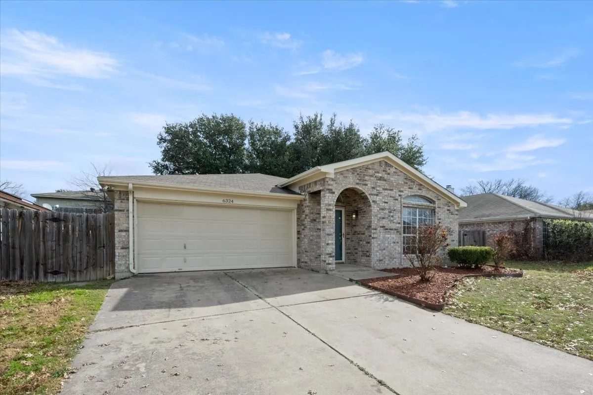 Single Family Residence For Sale in Tarrant County , 6324 Fern Meadow Drive, Fort Worth, Texas 76179, 3 Bedrooms, 2 Bathrooms, 2 Garage spaces, 1,575 Sqft, built in 1997, Price $259,900, mls#21147010, Real Estate Agent in Fort Worth, Homes For Sale in Tarrant county, Homes For Sale in Fort Worth, Realtor in Fort Worth Texas, Real Estate Brokerage Independent Realty Texas, Luminita Cordes Realtor