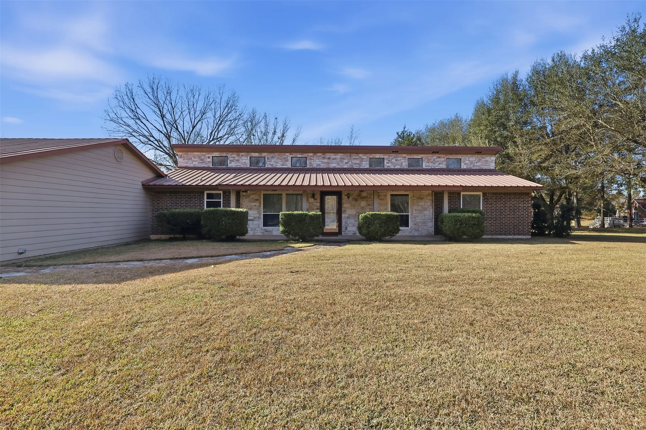 Single Family Residence For Sale in Titus County , 132 CR 2933, Pittsburg, Texas 75686, 3 Bedroom, 2 Bathroom, 2 Garage spaces, 175 Sqft, built in 1986, mls#21151545, Real Estate Agent in Pittsburg, Homes For Sale in Titus county, Homes For Sale in Pittsburg, Realtor in Pittsburg Texas, Real Estate Brokerage Independent Realty Texas, Luminita Cordes Realtor
