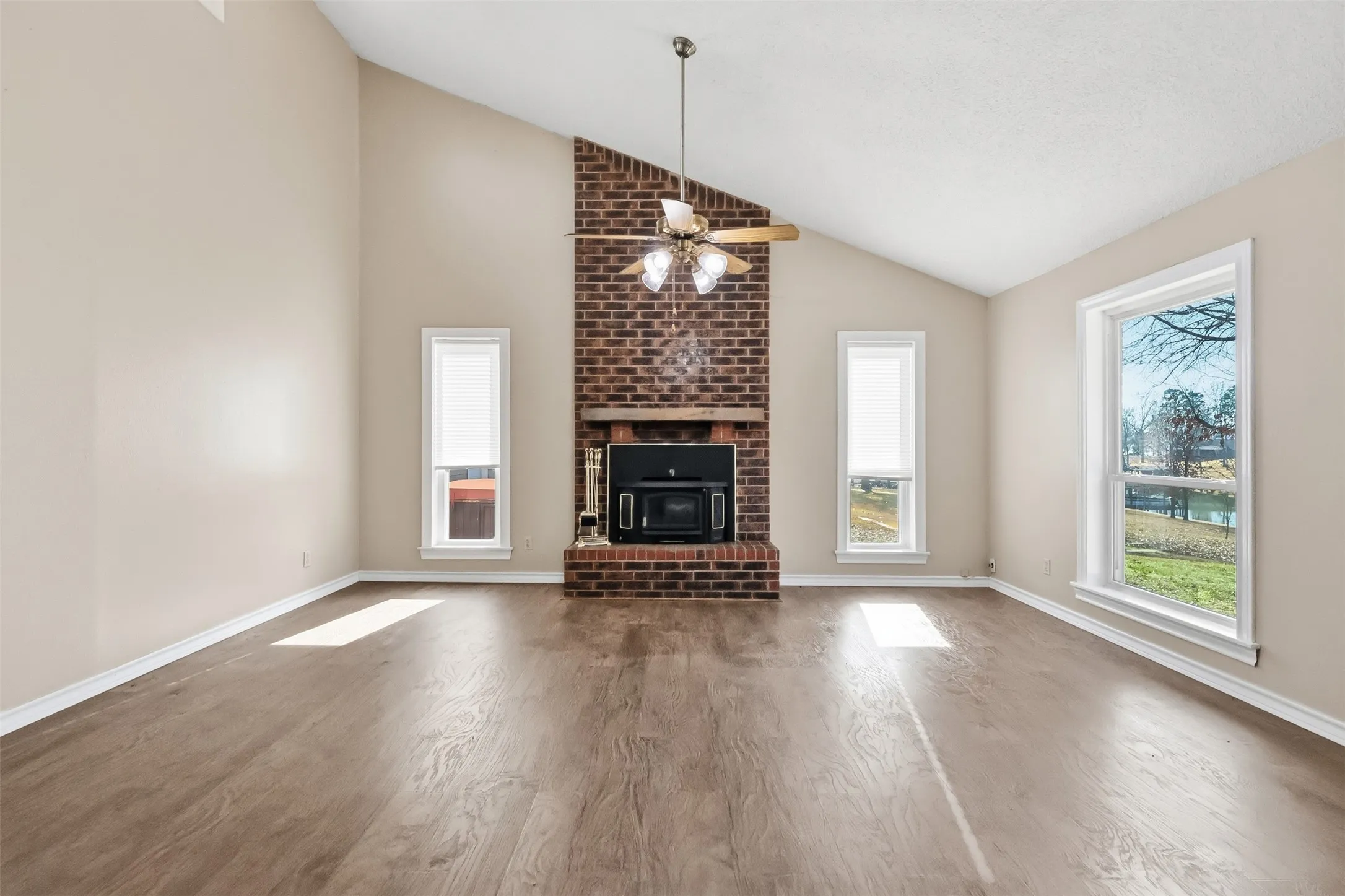 Single Family Residence For Sale in Titus County , 132 CR 2933, Pittsburg, Texas 75686, 3 Bedroom, 2 Bathroom, 2 Garage spaces, 175 Sqft, built in 1986, mls#21151545, Real Estate Agent in Pittsburg, Homes For Sale in Titus county, Homes For Sale in Pittsburg, Realtor in Pittsburg Texas, Real Estate Brokerage Independent Realty Texas, Luminita Cordes Realtor