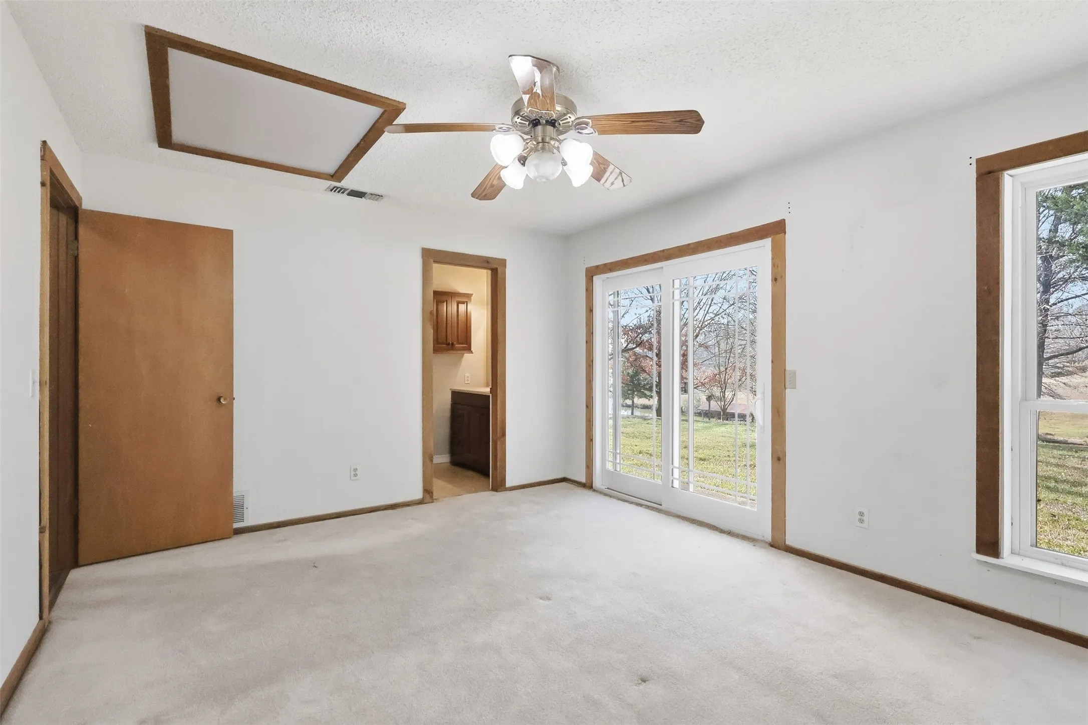 Single Family Residence For Sale in Titus County , 132 CR 2933, Pittsburg, Texas 75686, 3 Bedroom, 2 Bathroom, 2 Garage spaces, 175 Sqft, built in 1986, mls#21151545, Real Estate Agent in Pittsburg, Homes For Sale in Titus county, Homes For Sale in Pittsburg, Realtor in Pittsburg Texas, Real Estate Brokerage Independent Realty Texas, Luminita Cordes Realtor
