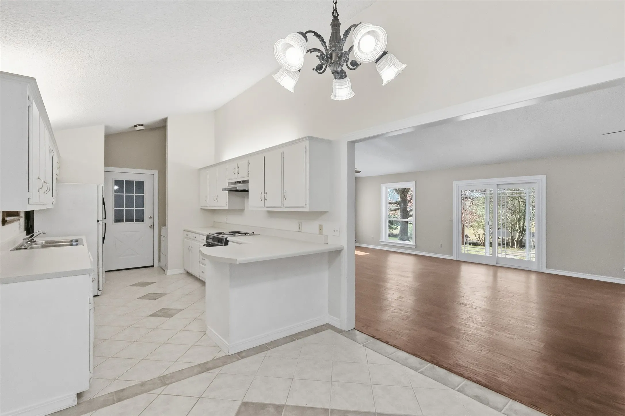 Single Family Residence For Sale in Titus County , 132 CR 2933, Pittsburg, Texas 75686, 3 Bedroom, 2 Bathroom, 2 Garage spaces, 175 Sqft, built in 1986, mls#21151545, Real Estate Agent in Pittsburg, Homes For Sale in Titus county, Homes For Sale in Pittsburg, Realtor in Pittsburg Texas, Real Estate Brokerage Independent Realty Texas, Luminita Cordes Realtor