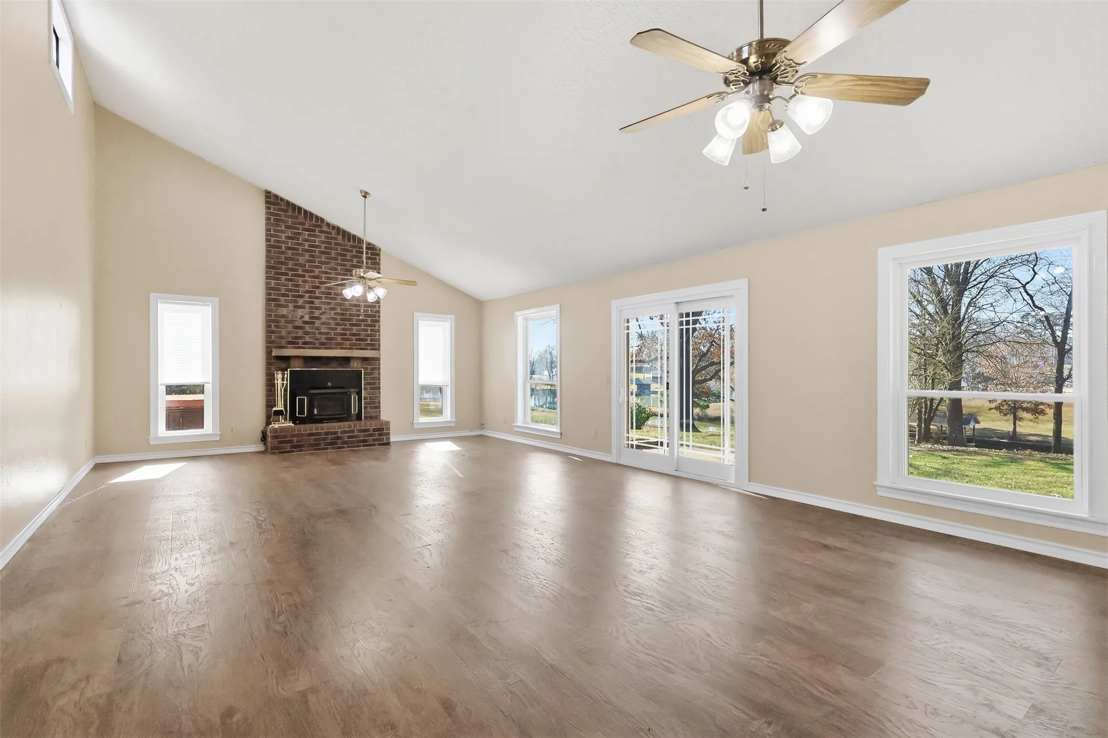 Single Family Residence For Sale in Titus County , 132 CR 2933, Pittsburg, Texas 75686, 3 Bedroom, 2 Bathroom, 2 Garage spaces, 175 Sqft, built in 1986, mls#21151545, Real Estate Agent in Pittsburg, Homes For Sale in Titus county, Homes For Sale in Pittsburg, Realtor in Pittsburg Texas, Real Estate Brokerage Independent Realty Texas, Luminita Cordes Realtor