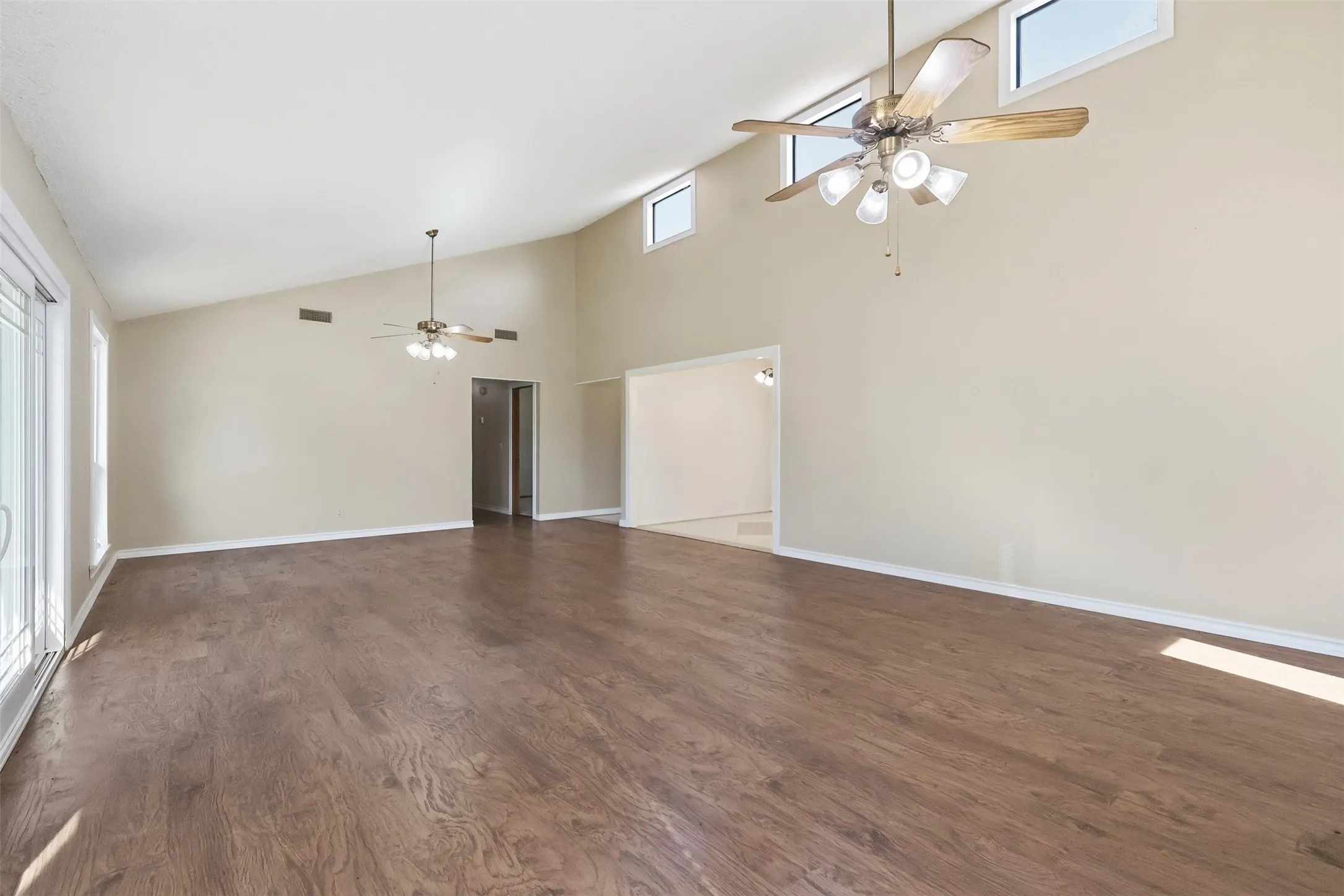 Single Family Residence For Sale in Titus County , 132 CR 2933, Pittsburg, Texas 75686, 3 Bedroom, 2 Bathroom, 2 Garage spaces, 175 Sqft, built in 1986, mls#21151545, Real Estate Agent in Pittsburg, Homes For Sale in Titus county, Homes For Sale in Pittsburg, Realtor in Pittsburg Texas, Real Estate Brokerage Independent Realty Texas, Luminita Cordes Realtor