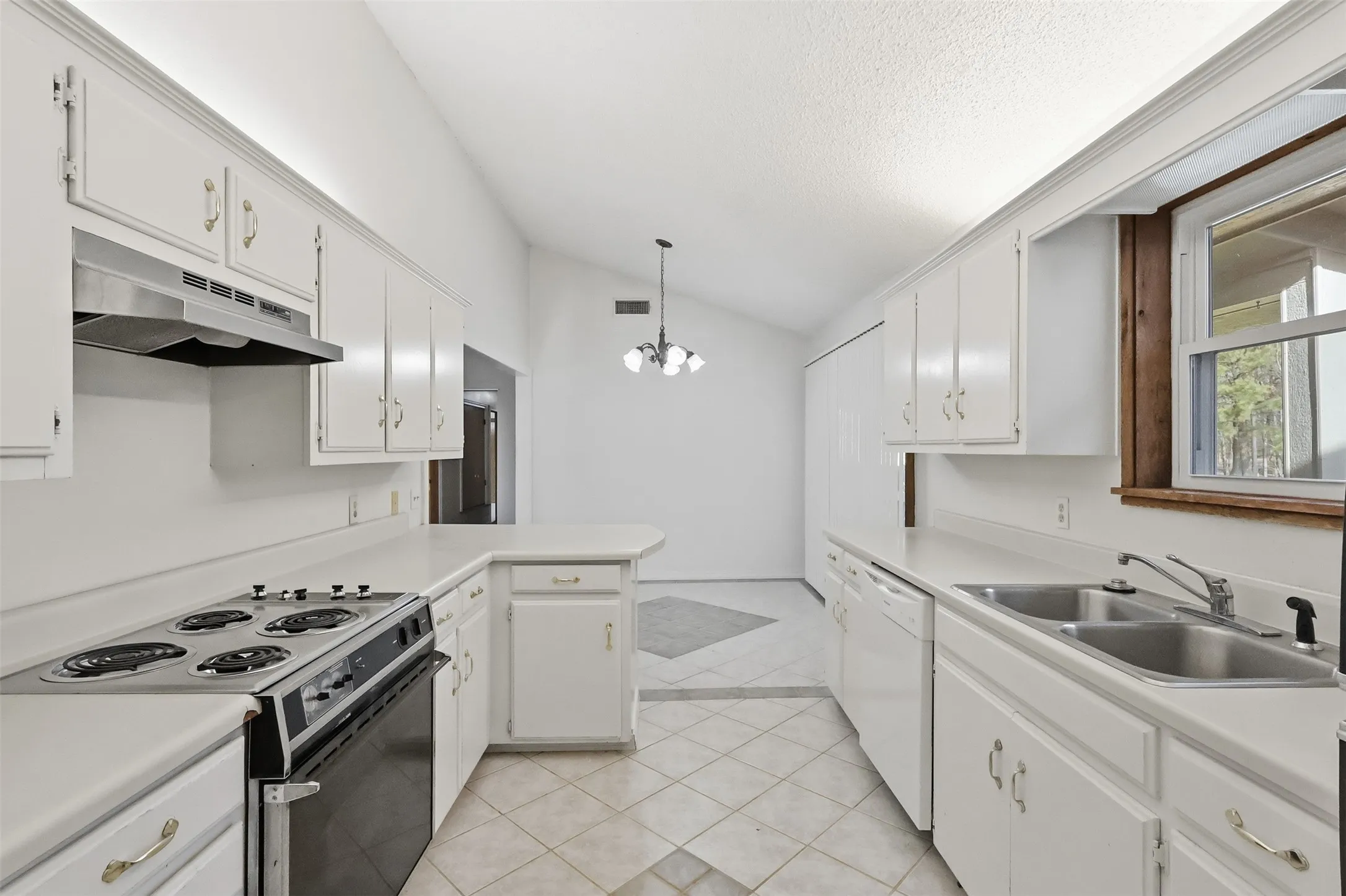 Single Family Residence For Sale in Titus County , 132 CR 2933, Pittsburg, Texas 75686, 3 Bedroom, 2 Bathroom, 2 Garage spaces, 175 Sqft, built in 1986, mls#21151545, Real Estate Agent in Pittsburg, Homes For Sale in Titus county, Homes For Sale in Pittsburg, Realtor in Pittsburg Texas, Real Estate Brokerage Independent Realty Texas, Luminita Cordes Realtor